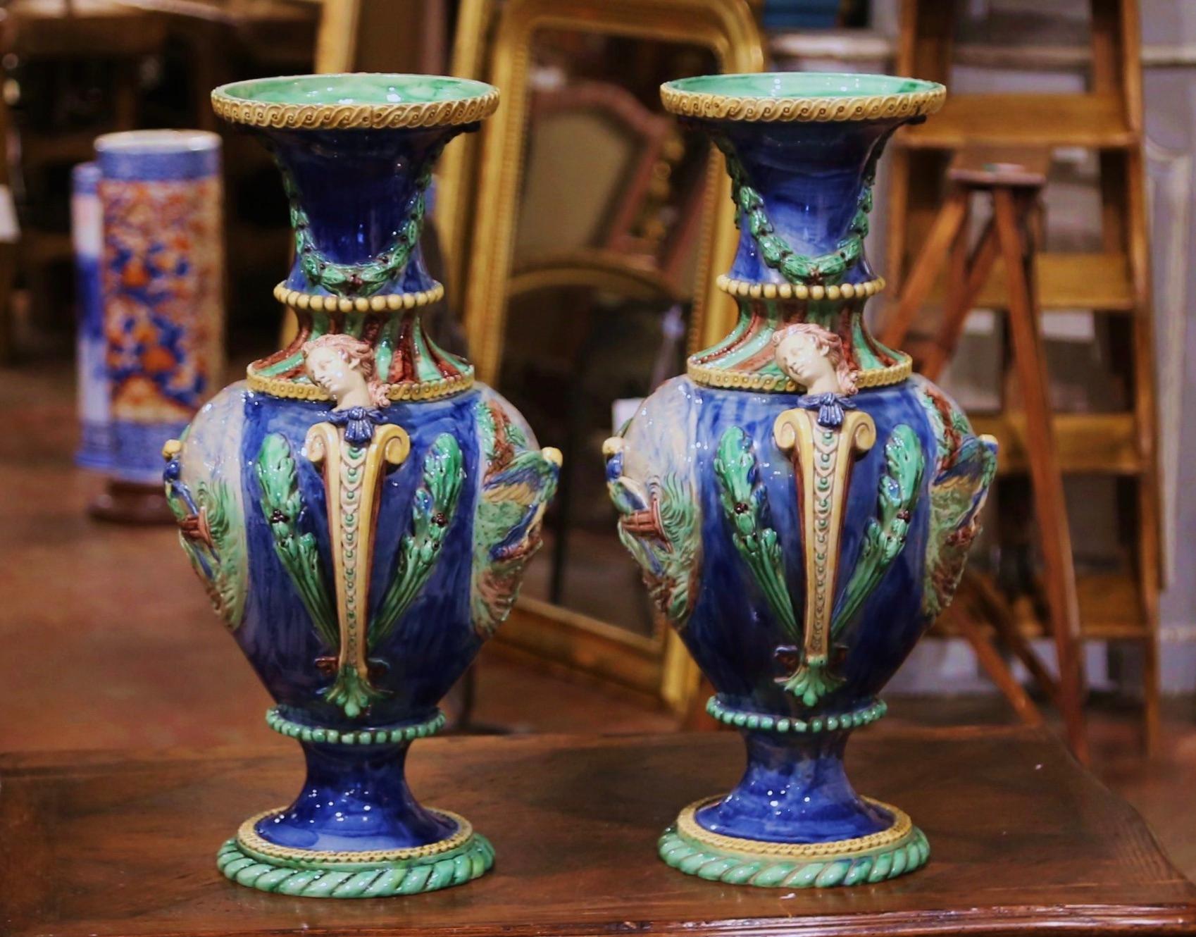 Français Paire de vases barbotine en faïence peinte du XIXe siècle de Thomas Sergent en vente