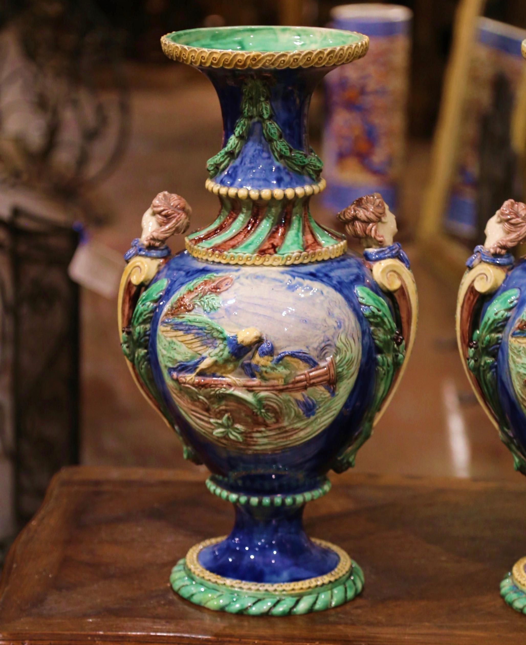 Fait main Paire de vases barbotine en faïence peinte du XIXe siècle de Thomas Sergent en vente