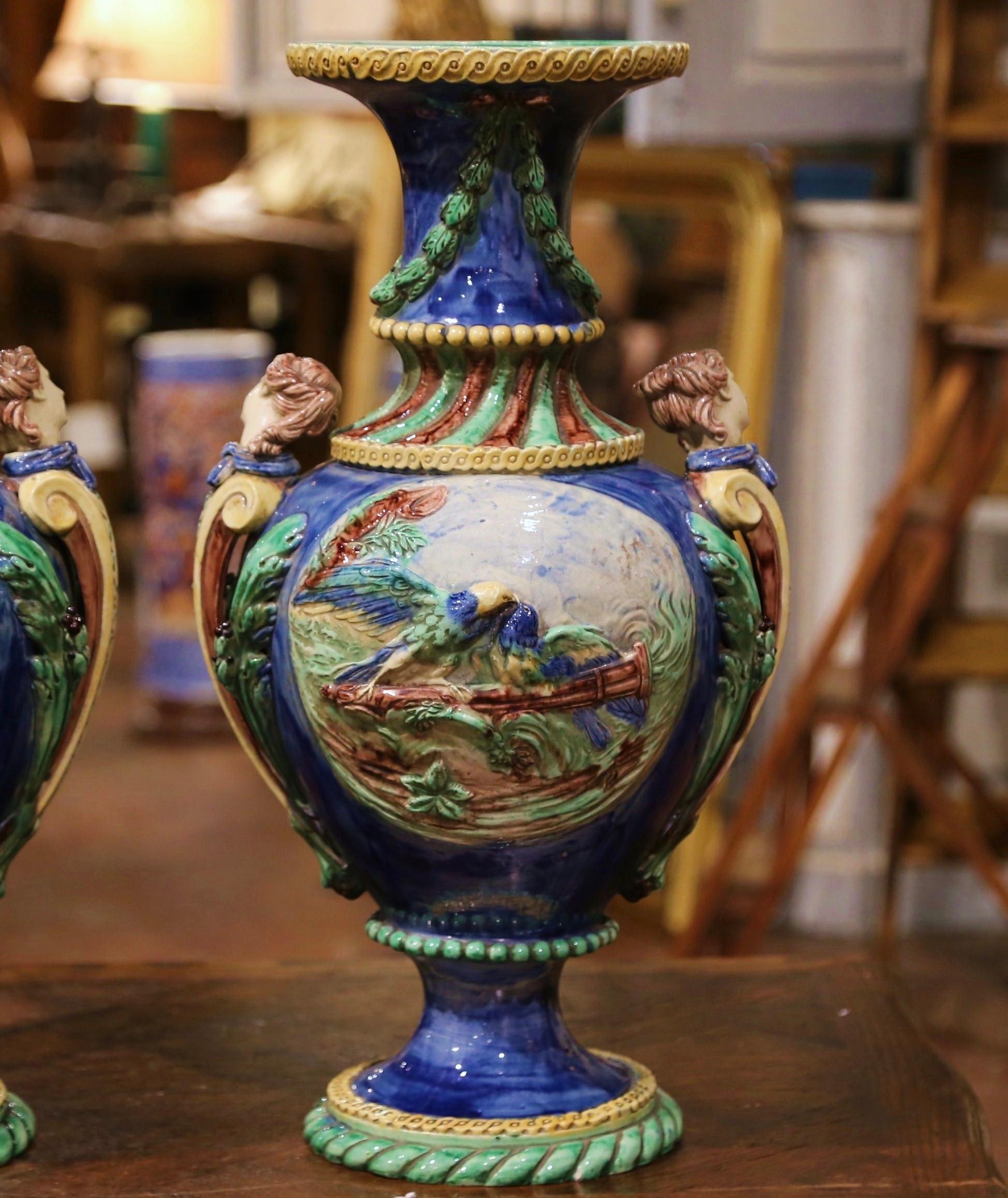 Paire de vases barbotine en faïence peinte du XIXe siècle de Thomas Sergent Excellent état à Dallas, TX