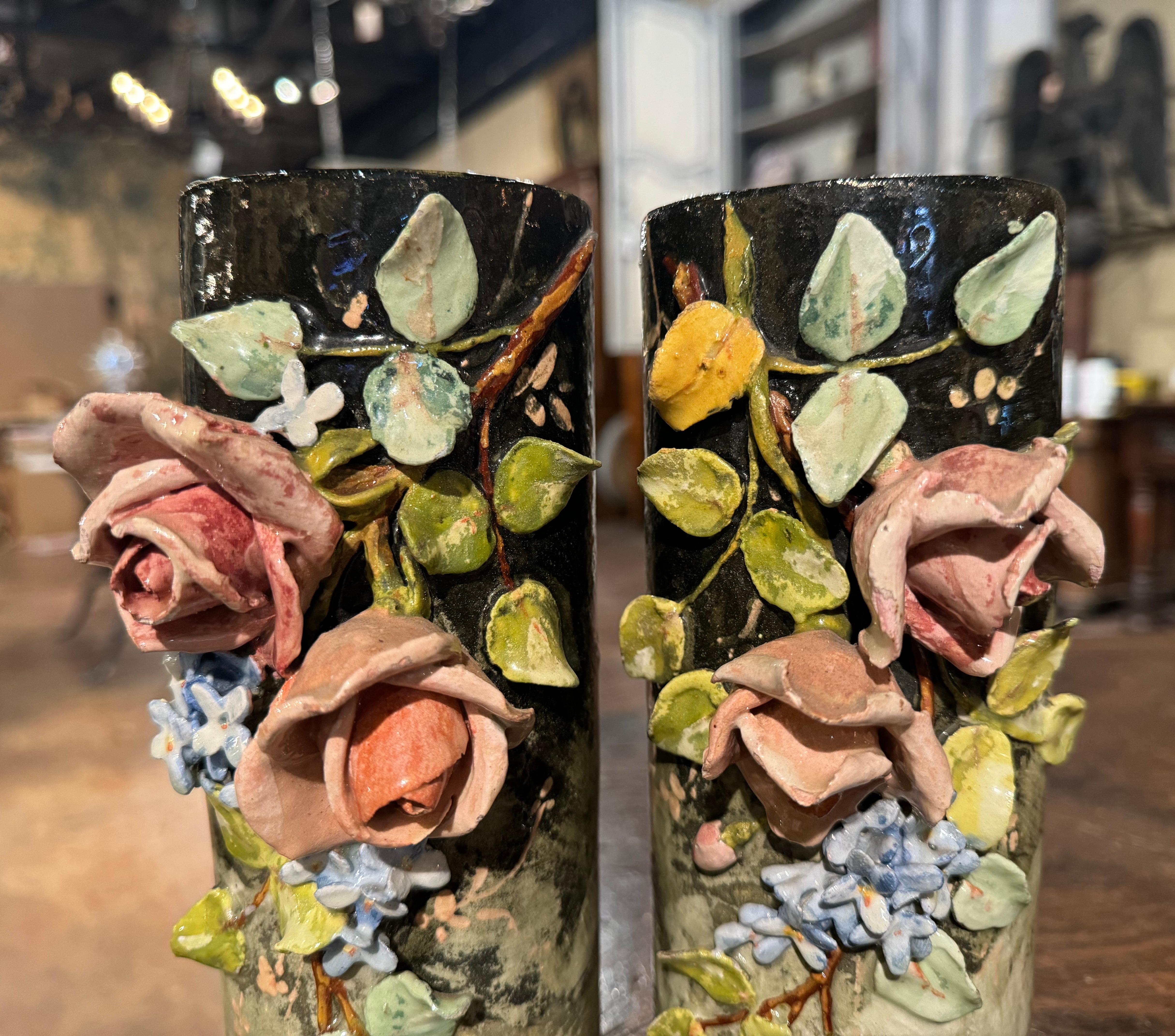 Français Paire de vases à fleurs en faïence peinte du 19ème siècle de Montigny Sur Loing