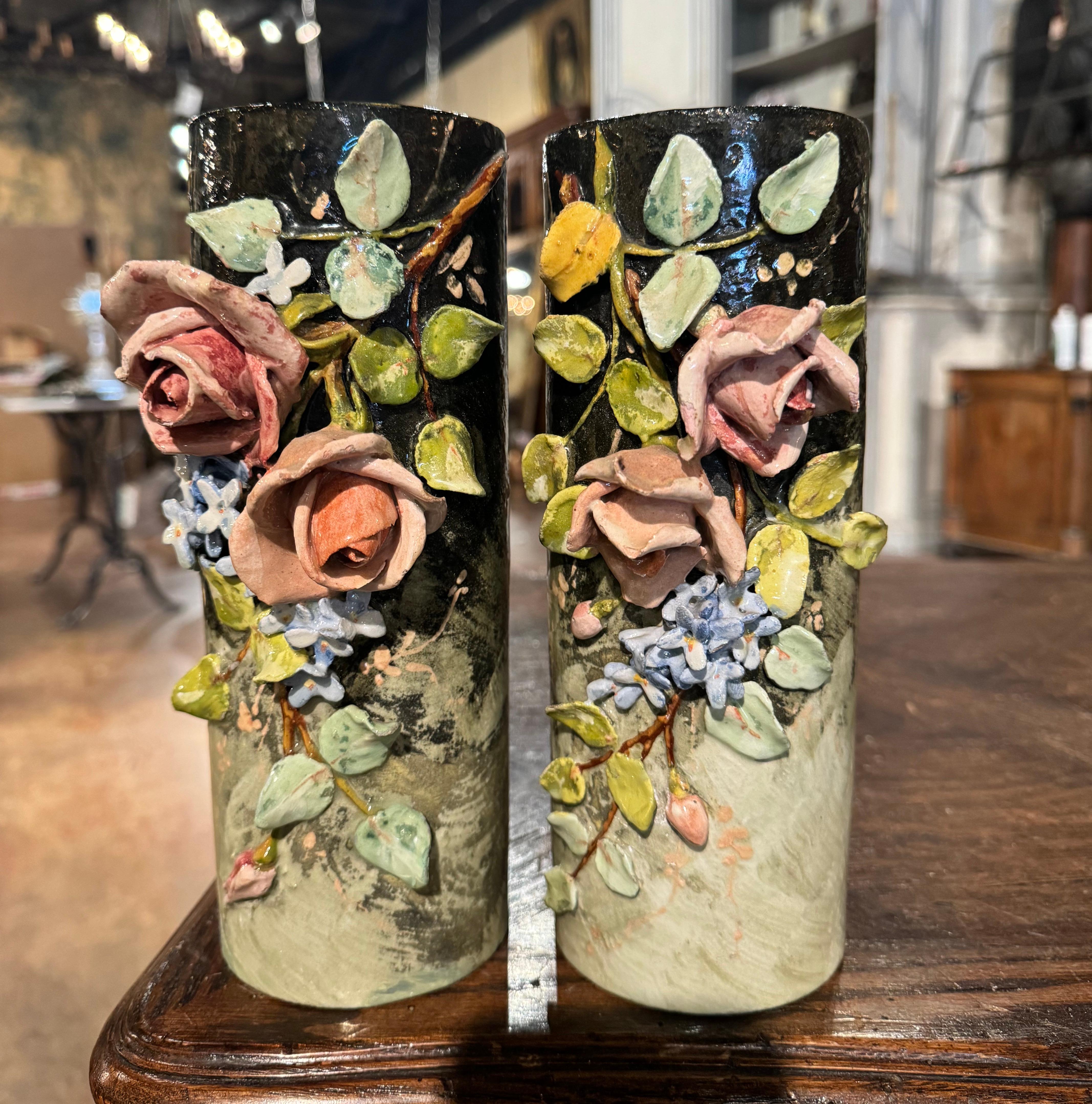 Fait main Paire de vases à fleurs en faïence peinte du 19ème siècle de Montigny Sur Loing