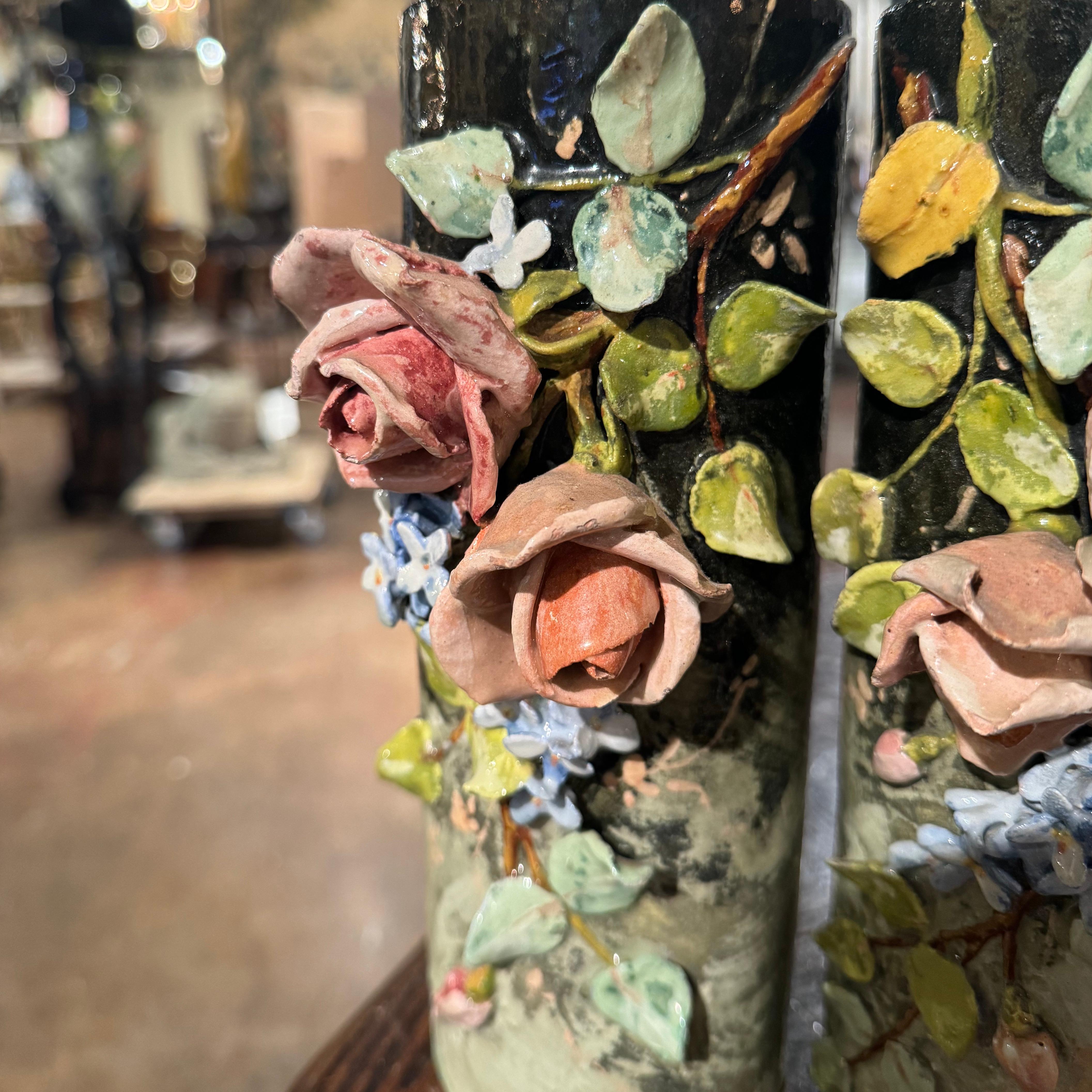 Paire de vases à fleurs en faïence peinte du 19ème siècle de Montigny Sur Loing Excellent état à Dallas, TX