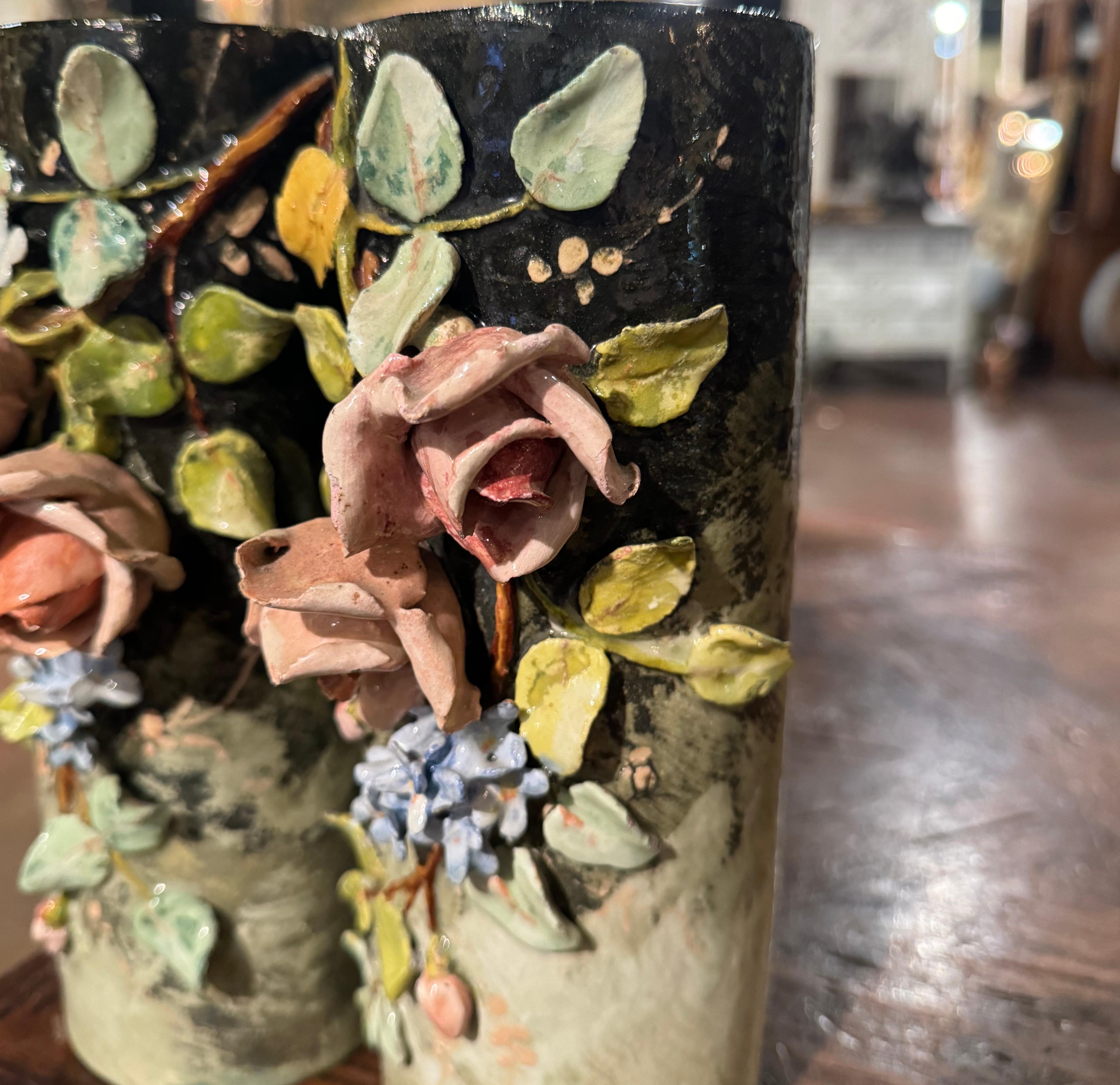 XIXe siècle Paire de vases à fleurs en faïence peinte du 19ème siècle de Montigny Sur Loing