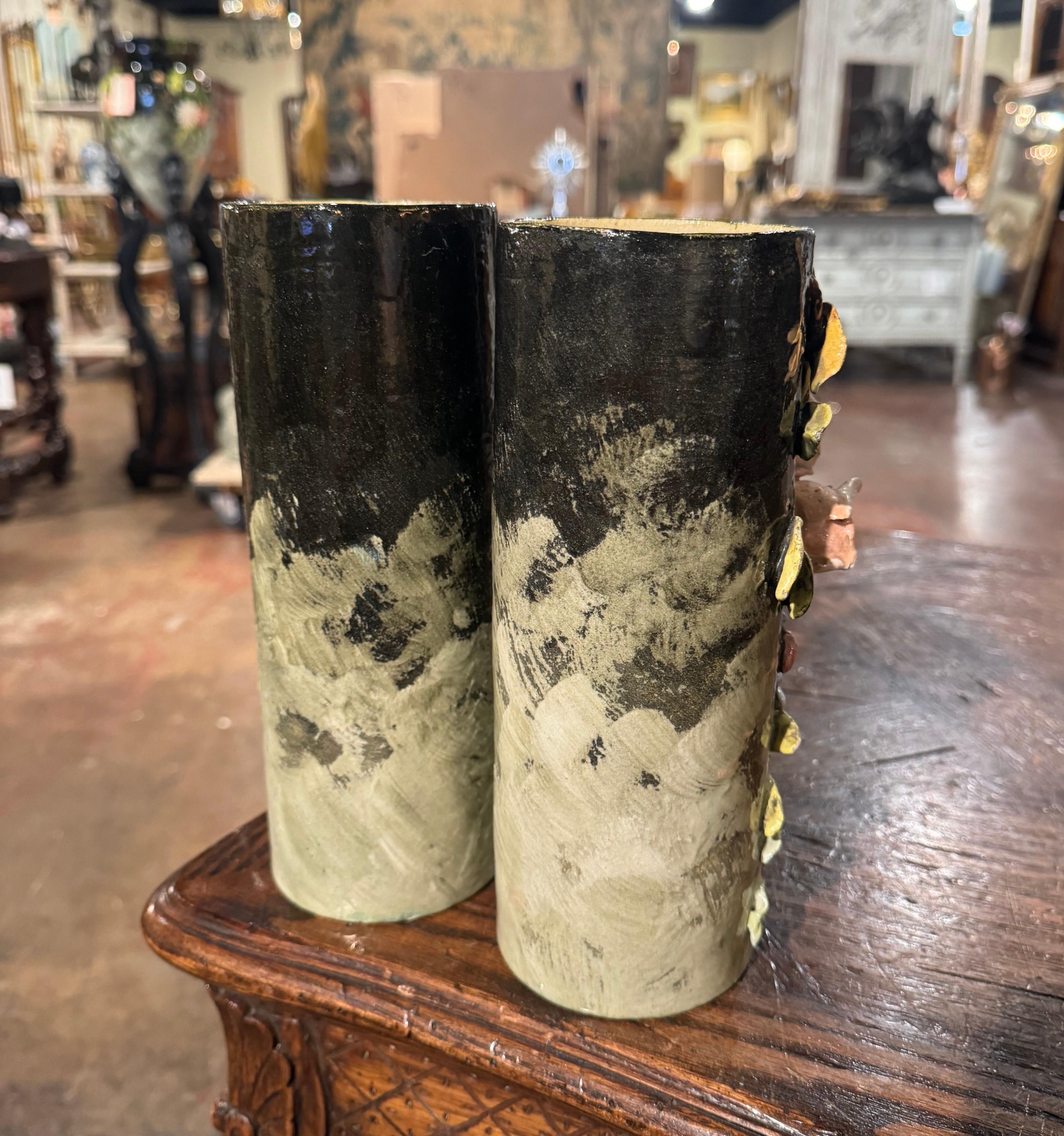 Céramique Paire de vases à fleurs en faïence peinte du 19ème siècle de Montigny Sur Loing