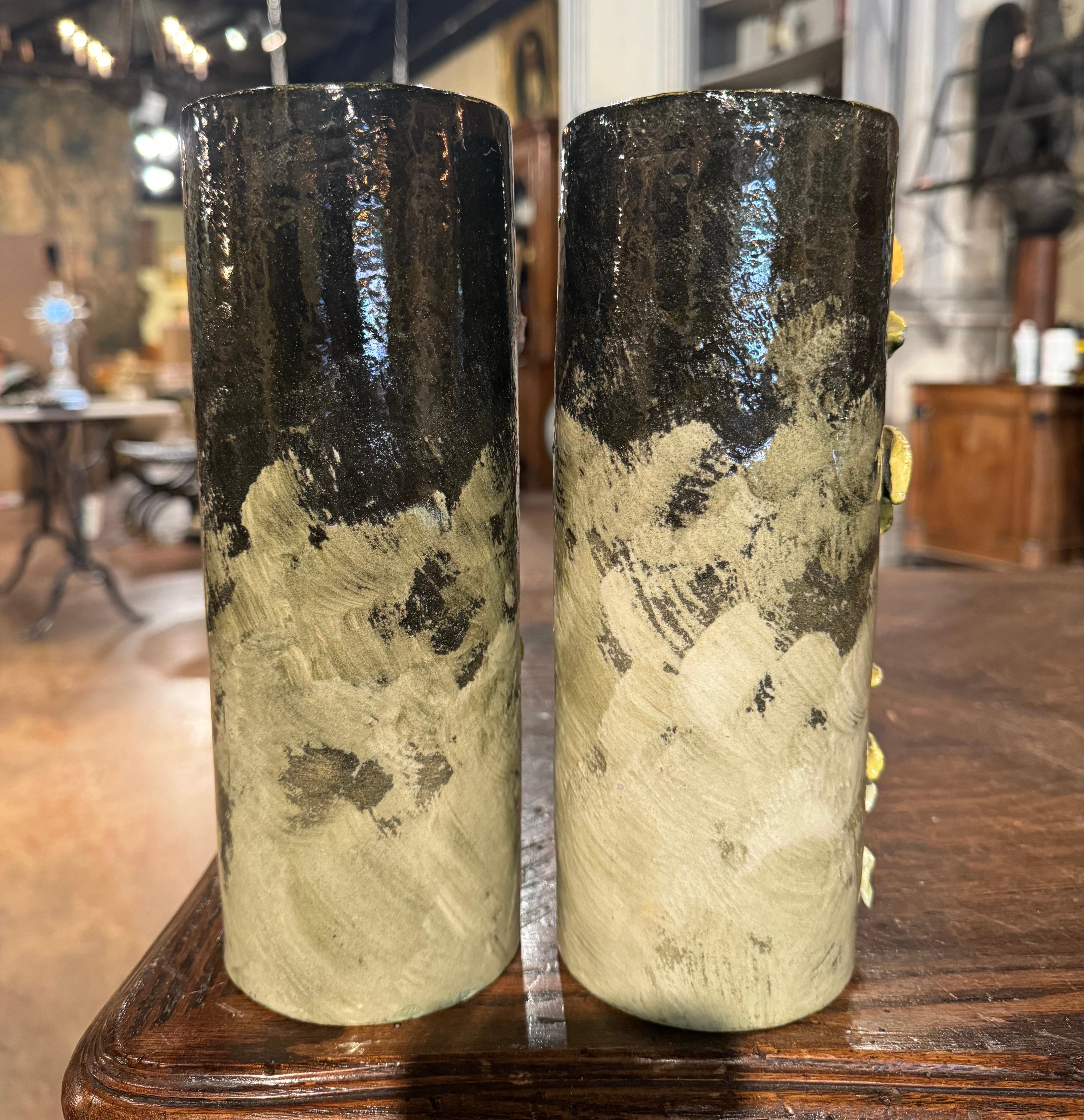Paire de vases à fleurs en faïence peinte du 19ème siècle de Montigny Sur Loing 1