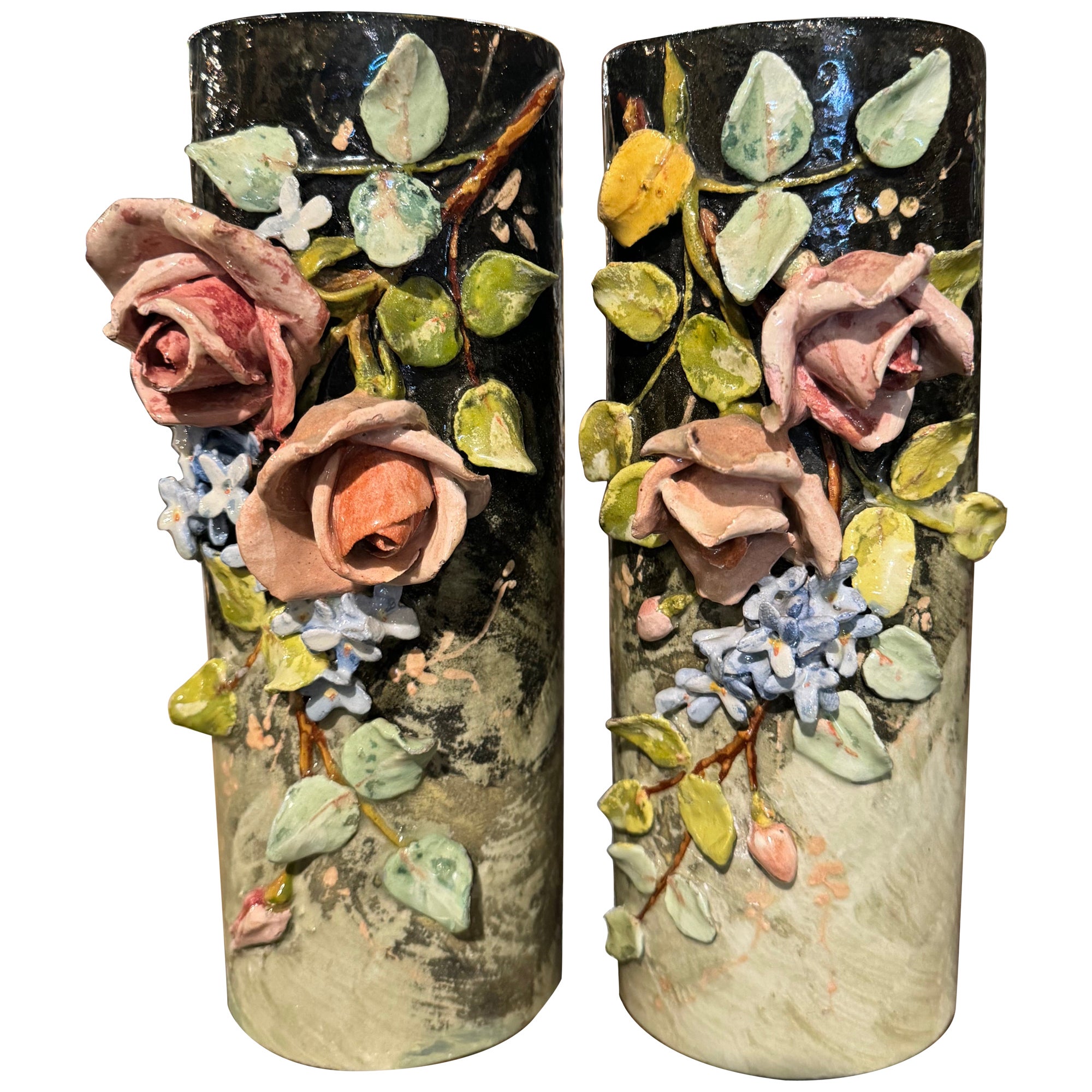 Paire de vases à fleurs en faïence peinte du 19ème siècle de Montigny Sur Loing