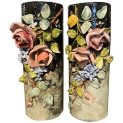 Paire de vases à fleurs en faïence peinte du 19ème siècle de Montigny Sur Loing