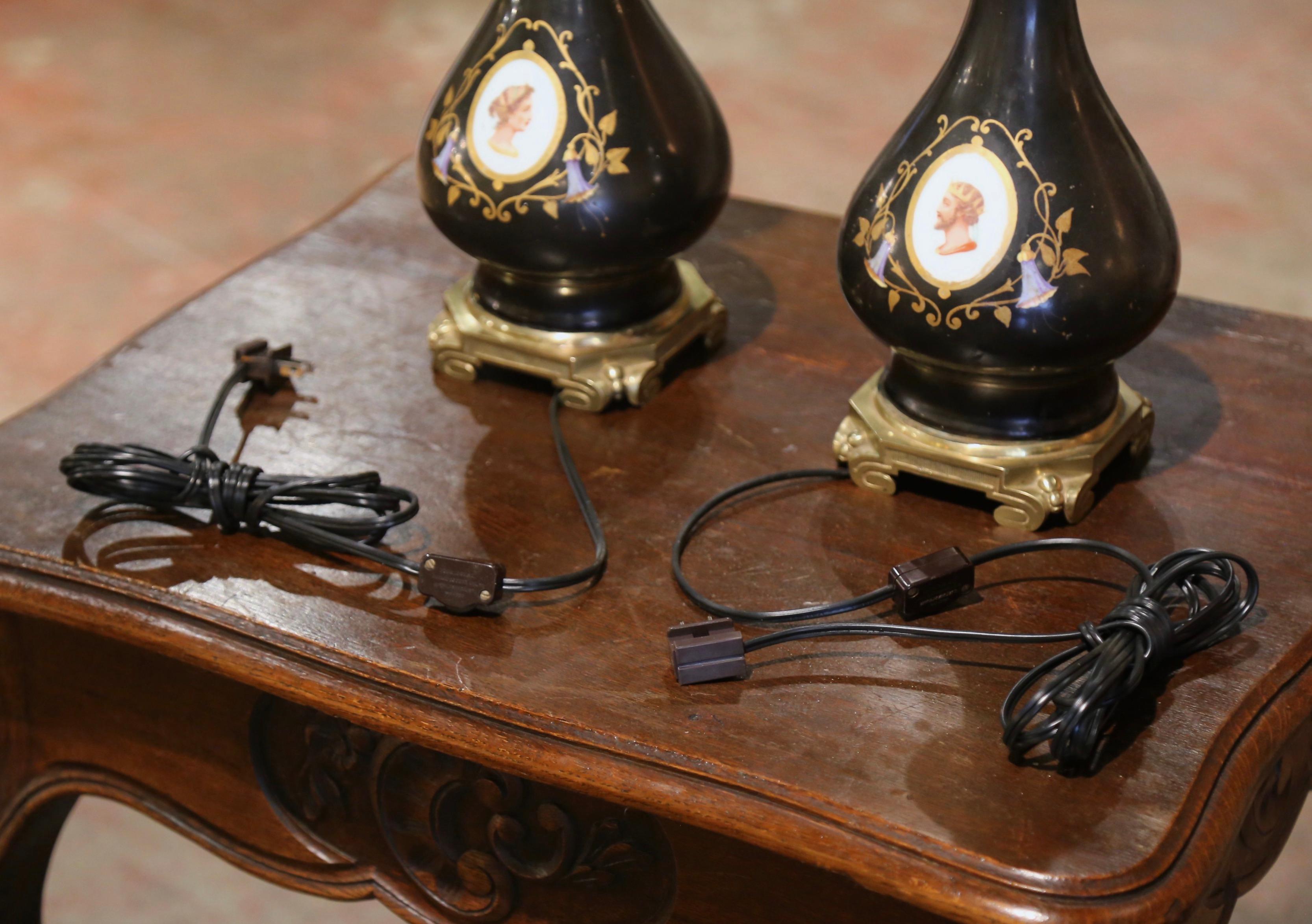 Paire de lampes à huile de table en porcelaine peinte du 19ème siècle sur socle en bronze en vente 2