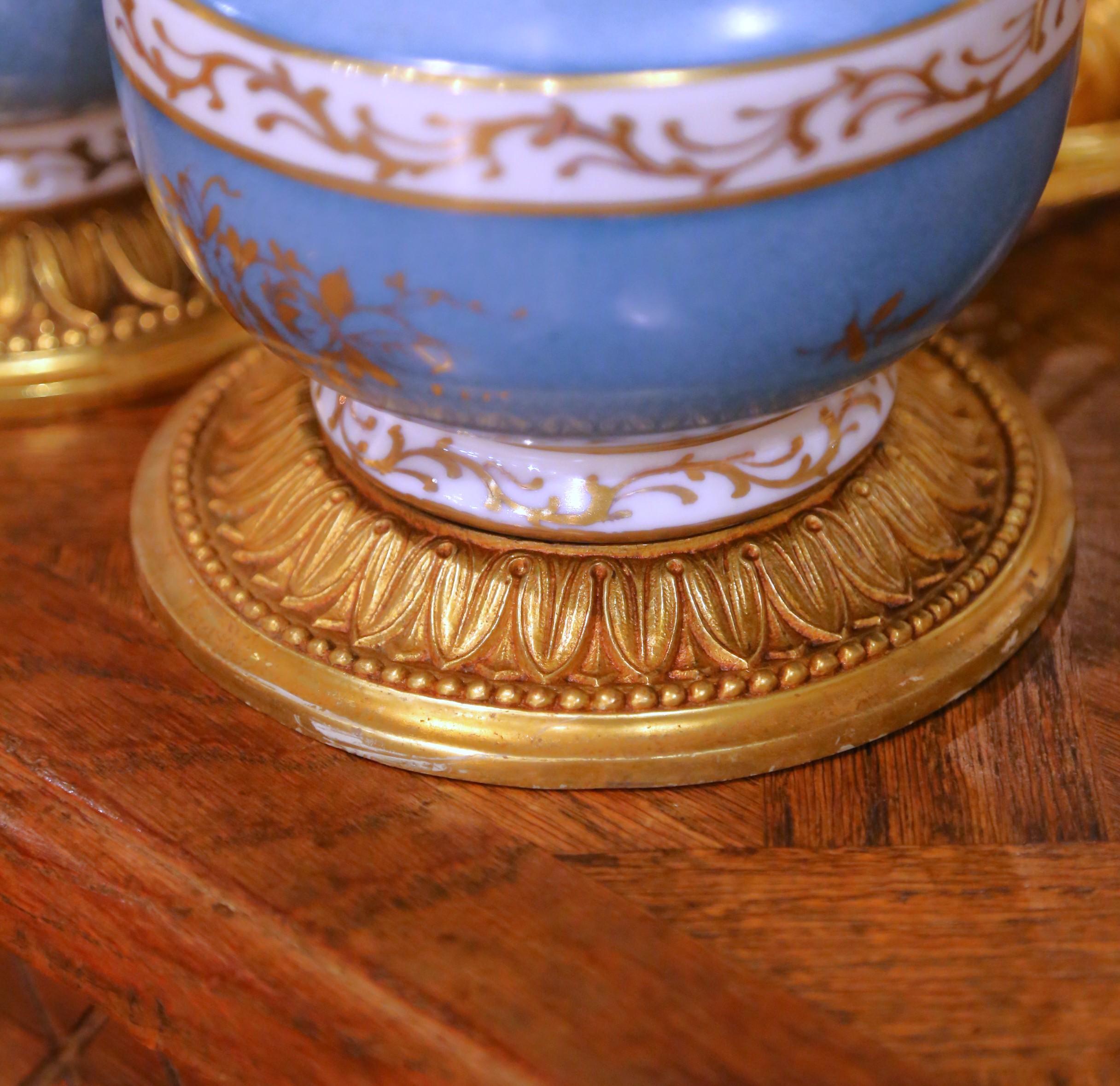 Pareja de lámparas de aceite de mesa francesas del siglo XIX de porcelana pintada sobre bases de bronce en venta 3