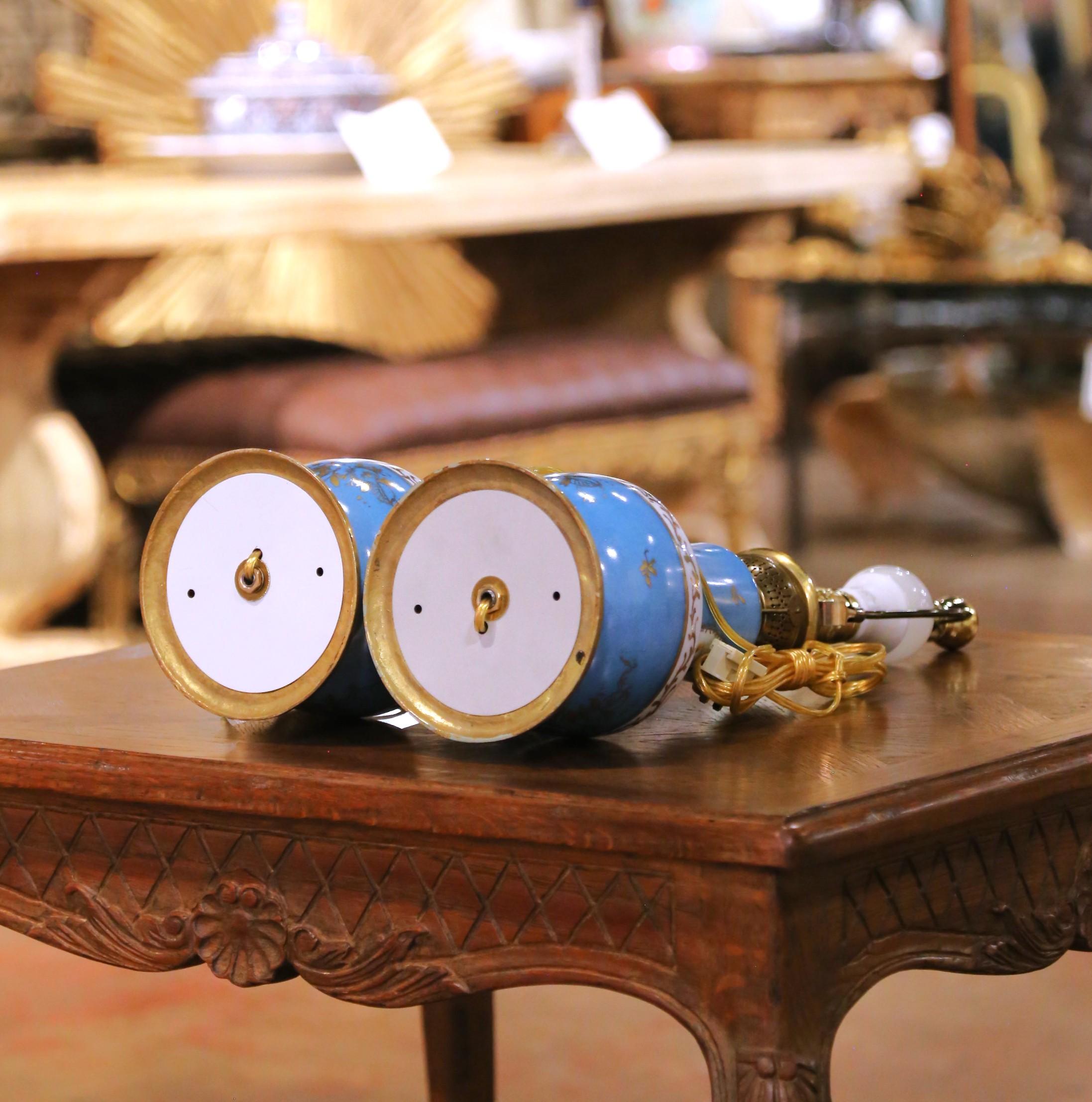 Pareja de lámparas de aceite de mesa francesas del siglo XIX de porcelana pintada sobre bases de bronce en venta 5