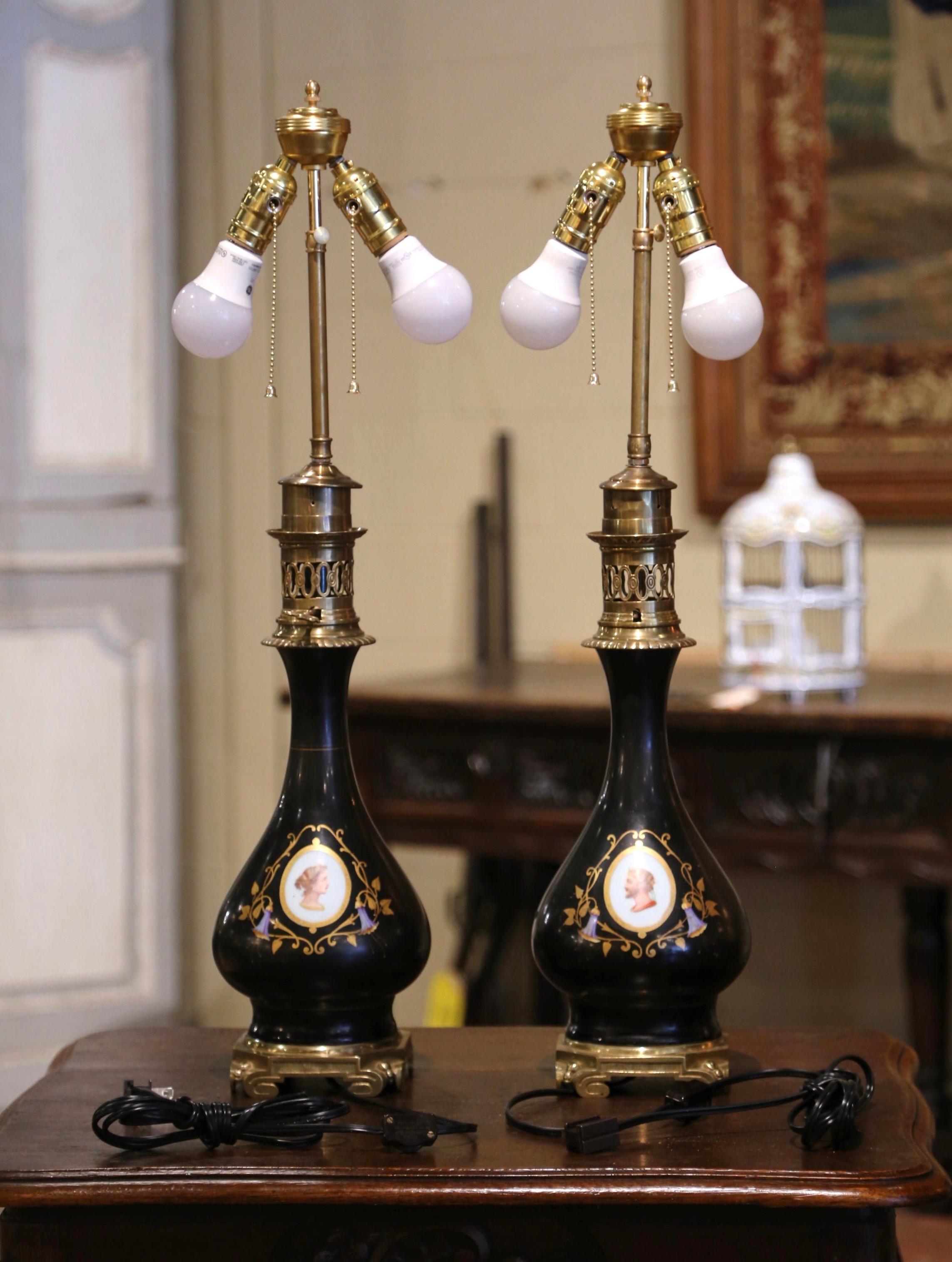 Ces élégantes lampes à pétrole ont été fabriquées en France vers 1870. Les luminaires, transformés en lampes de table, reposent sur des plateformes en bronze doré terminées par des pieds sculptés et décoratifs. Ils sont dotés du mécanisme original