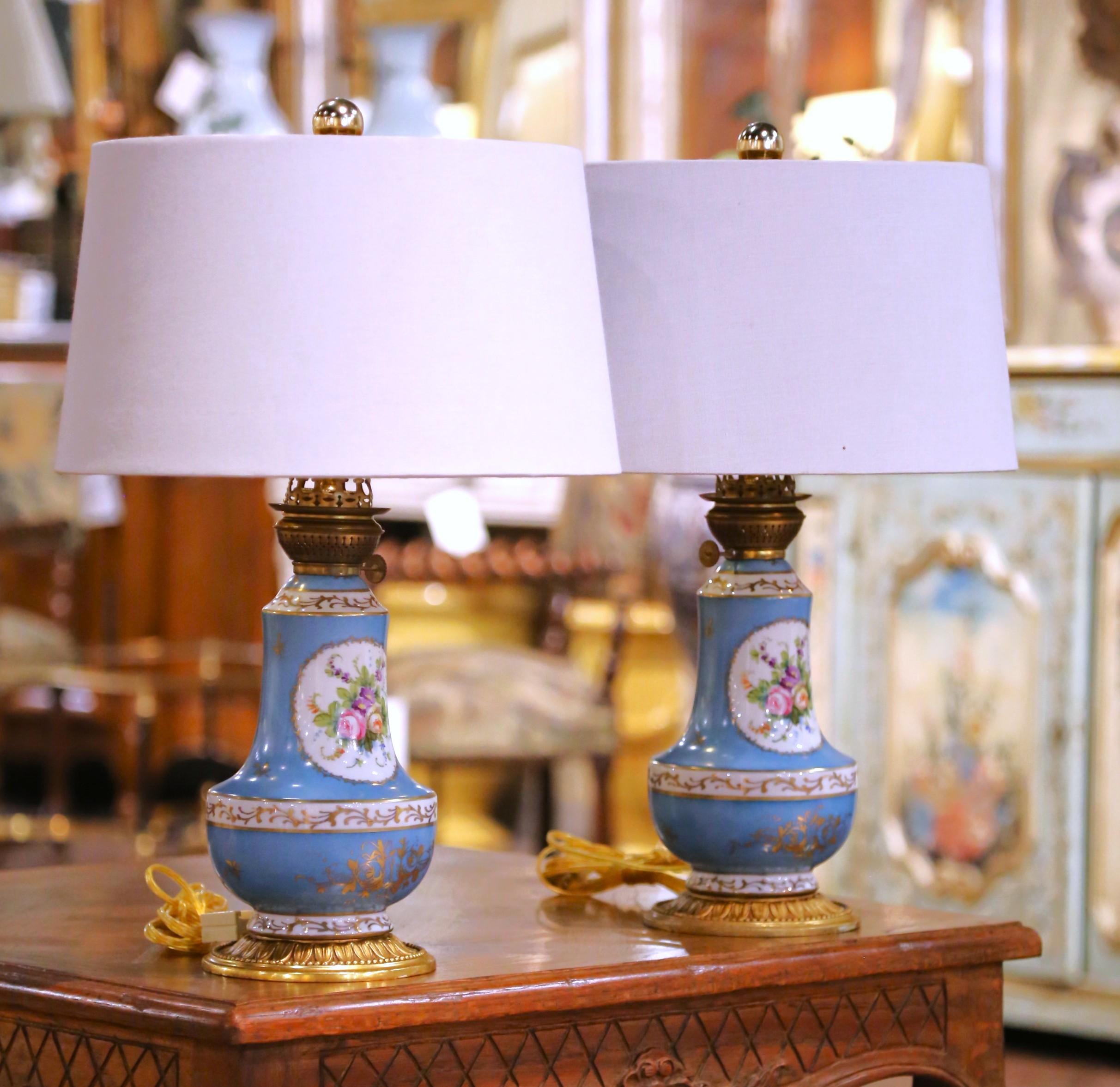 Viste un dormitorio, un salón o un estudio con este elegante par de antiguas 