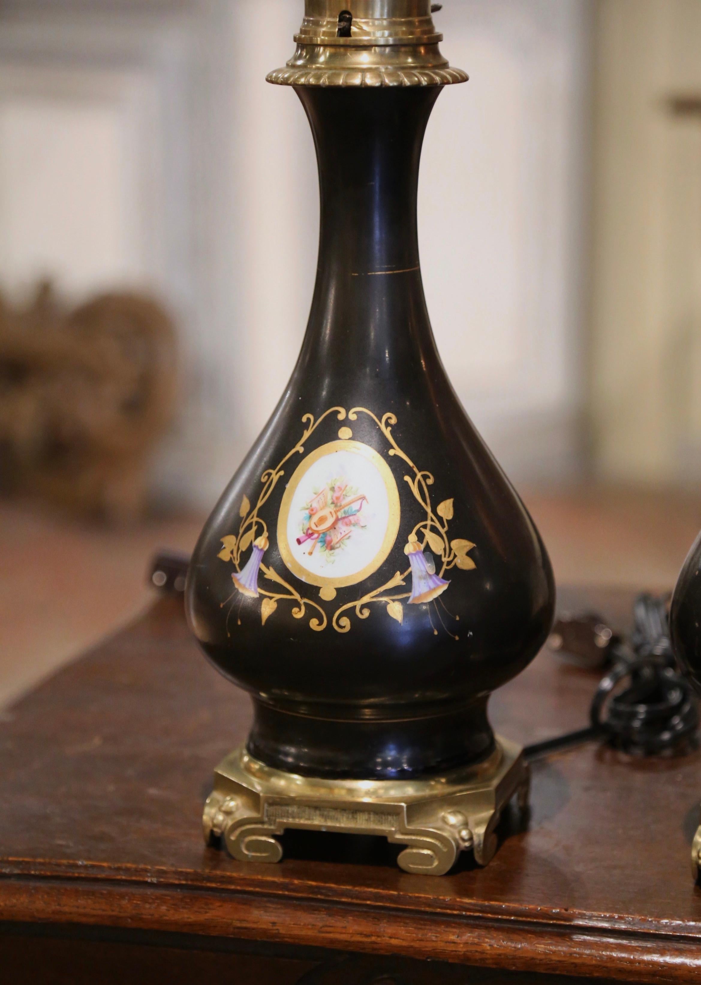 Napoléon III Paire de lampes à huile de table en porcelaine peinte du 19ème siècle sur socle en bronze en vente