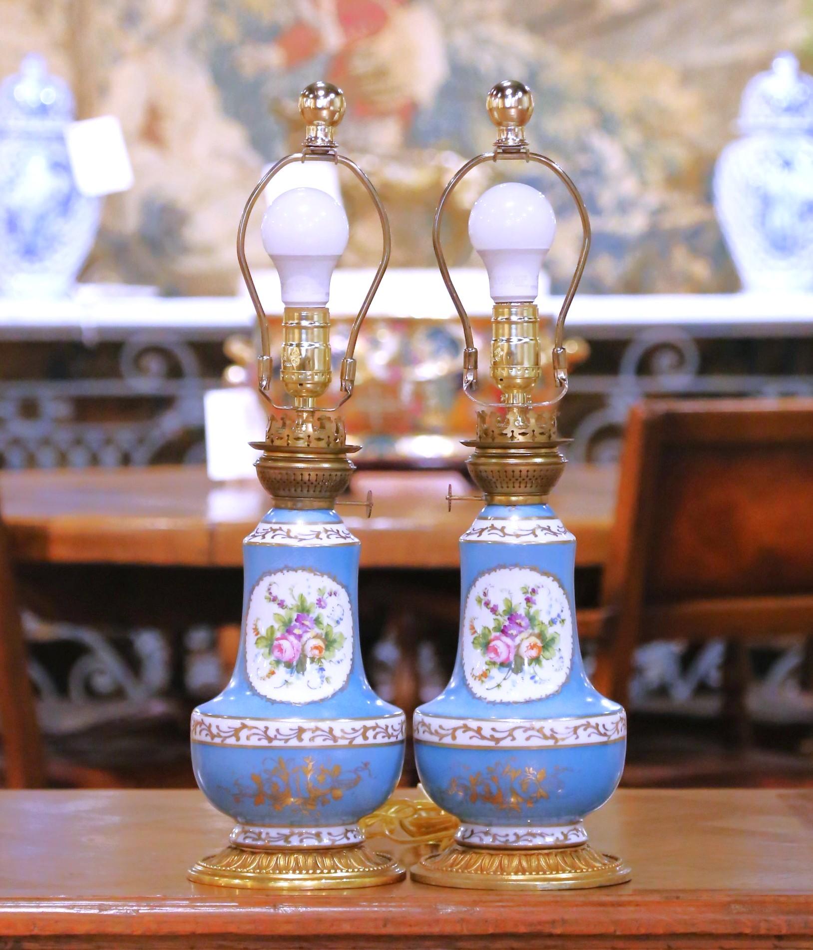 Pareja de lámparas de aceite de mesa francesas del siglo XIX de porcelana pintada sobre bases de bronce Napoleón III en venta