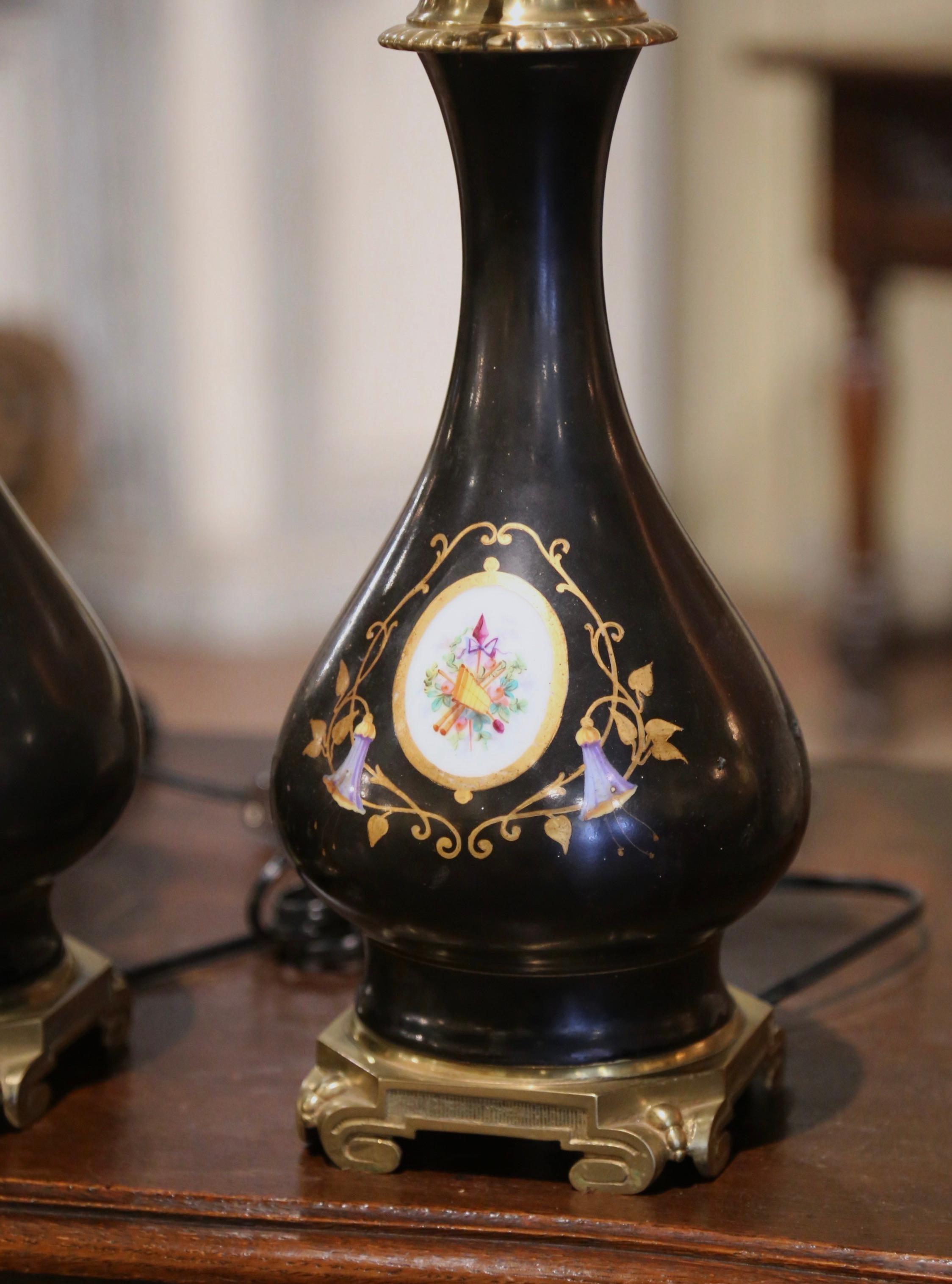 Français Paire de lampes à huile de table en porcelaine peinte du 19ème siècle sur socle en bronze en vente