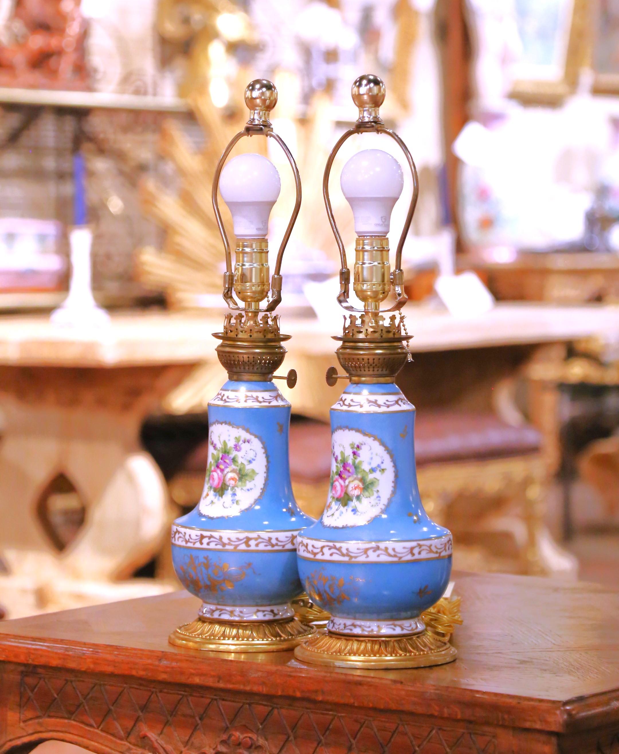 Pareja de lámparas de aceite de mesa francesas del siglo XIX de porcelana pintada sobre bases de bronce Francés en venta