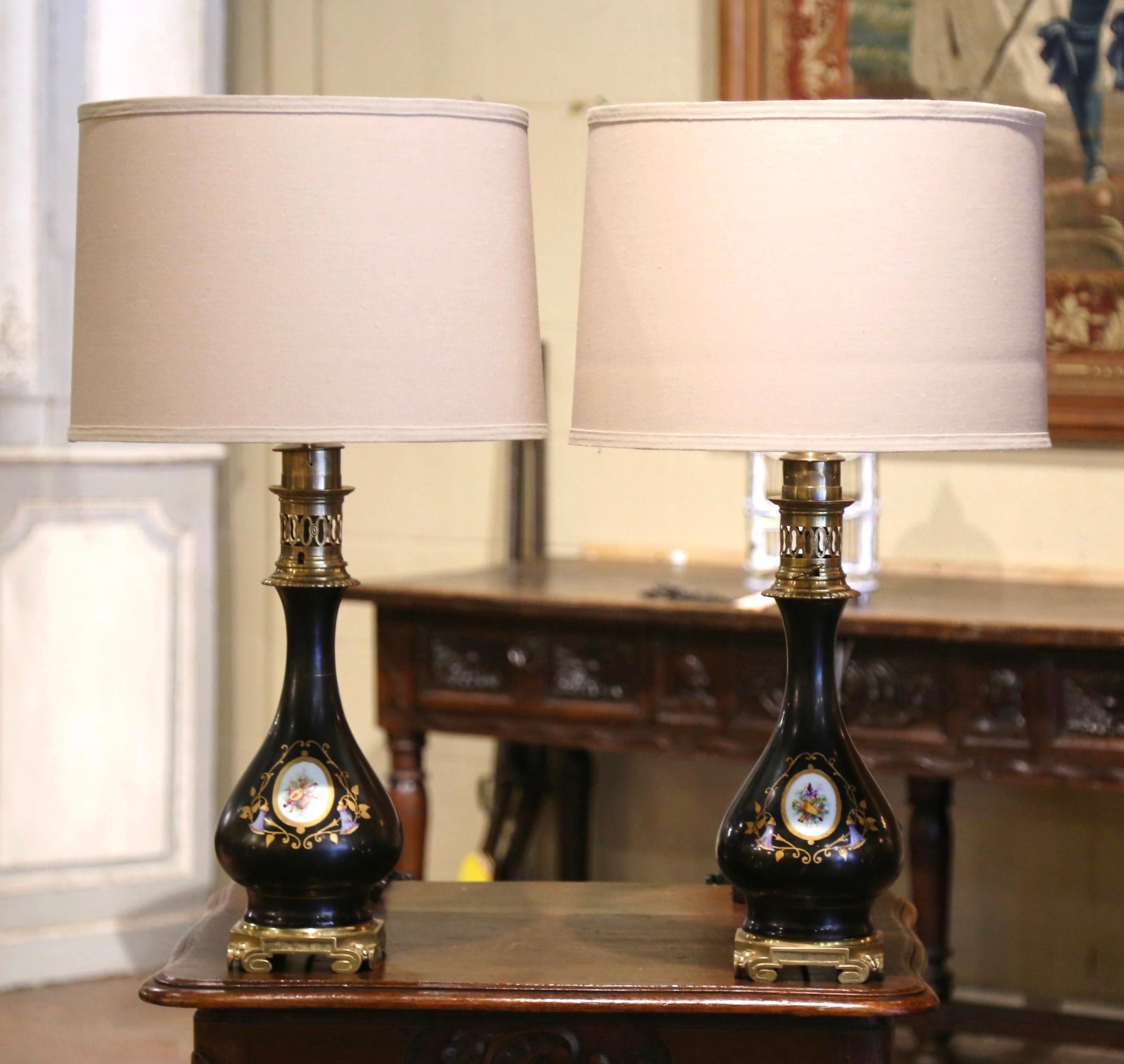 Peint à la main Paire de lampes à huile de table en porcelaine peinte du 19ème siècle sur socle en bronze en vente