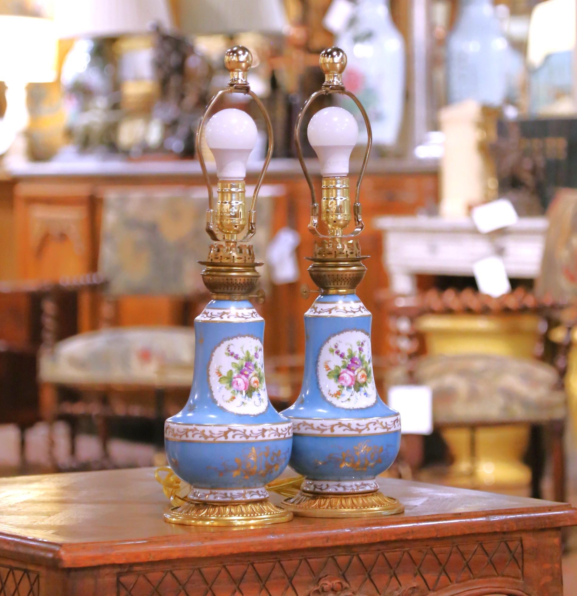 Pareja de lámparas de aceite de mesa francesas del siglo XIX de porcelana pintada sobre bases de bronce Pintado a mano en venta