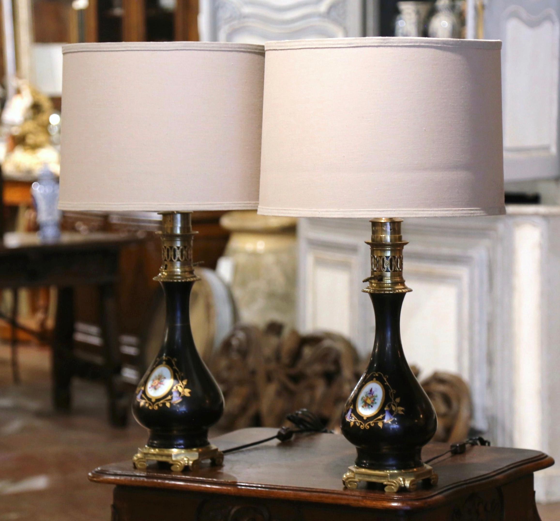 Paire de lampes à huile de table en porcelaine peinte du 19ème siècle sur socle en bronze Excellent état - En vente à Dallas, TX