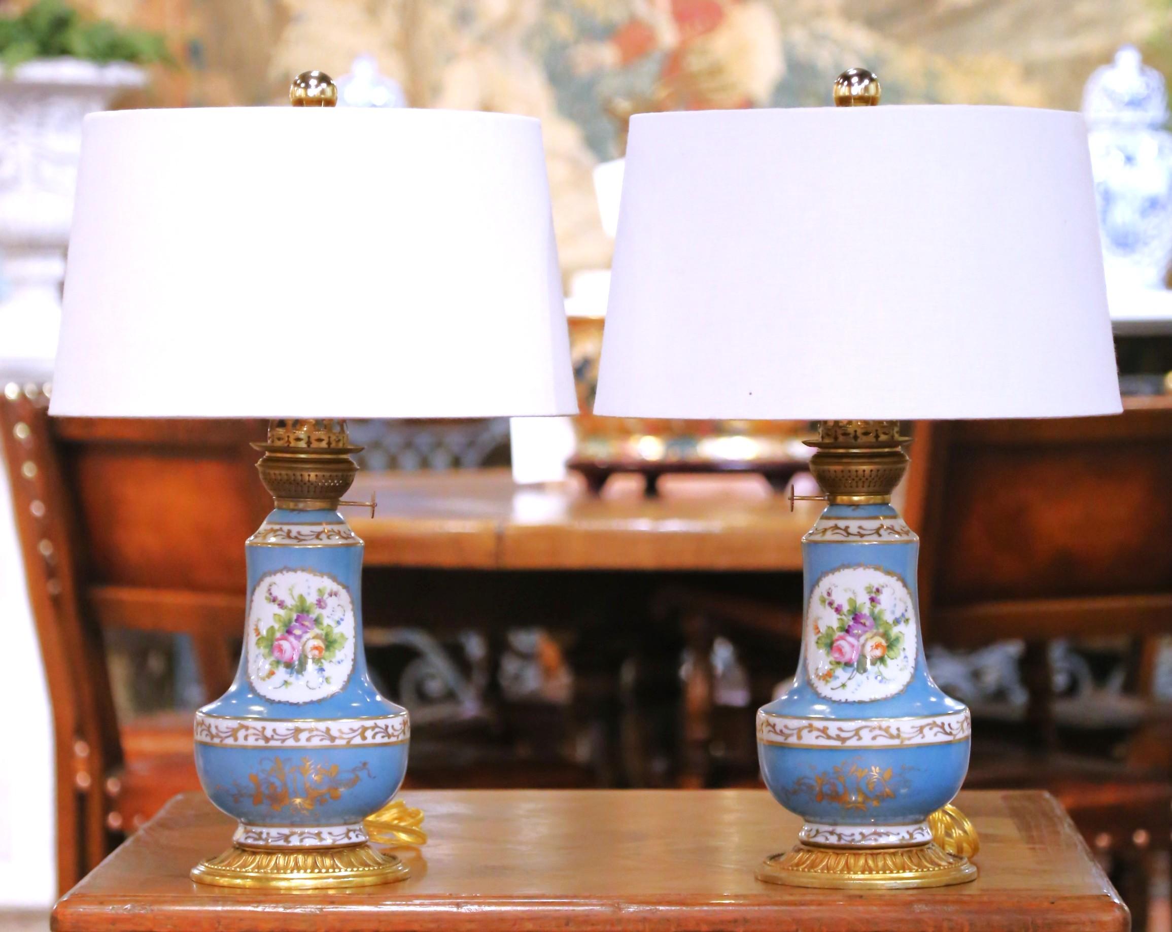 Pareja de lámparas de aceite de mesa francesas del siglo XIX de porcelana pintada sobre bases de bronce en Excelente estado para la venta en Dallas, TX