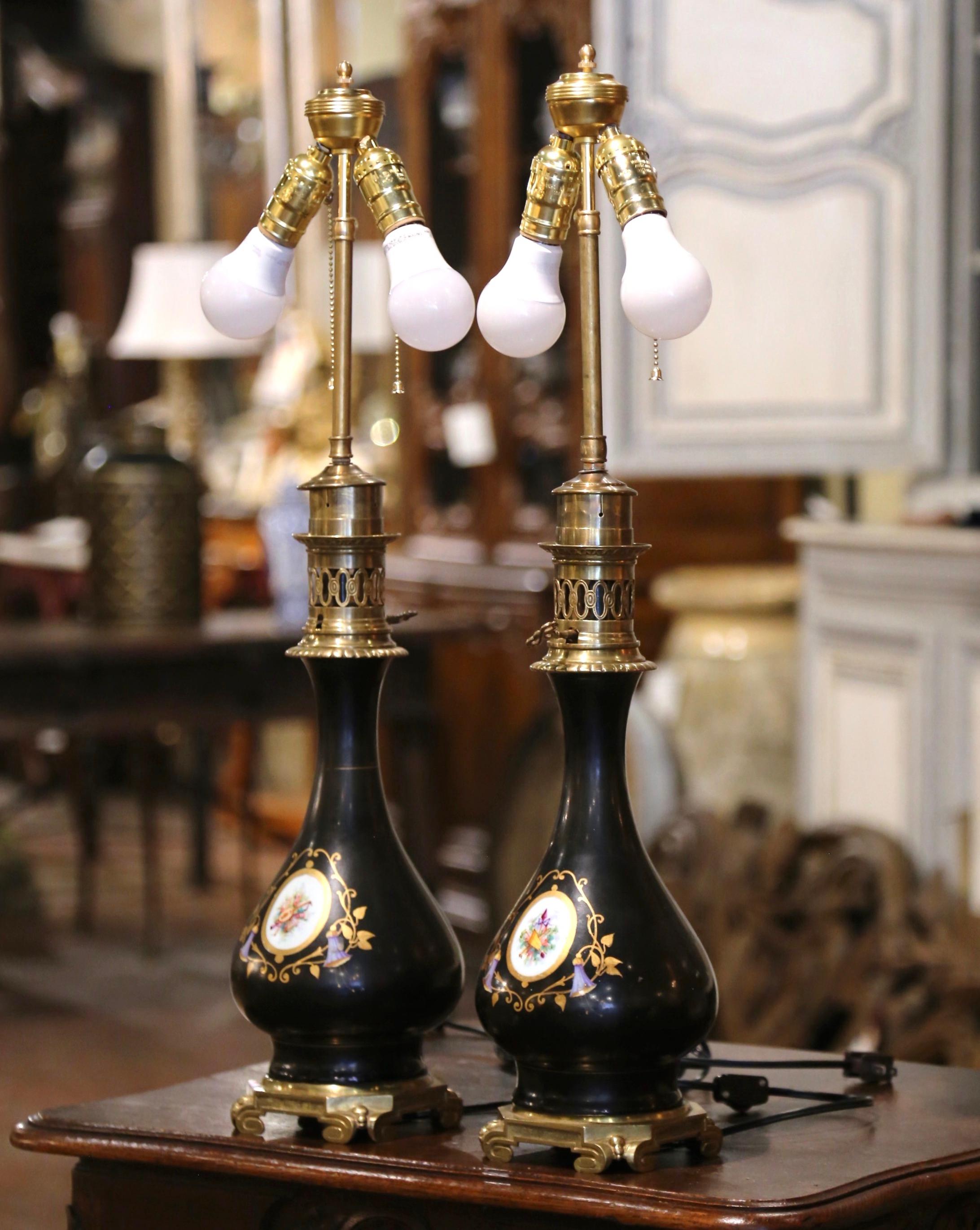 XIXe siècle Paire de lampes à huile de table en porcelaine peinte du 19ème siècle sur socle en bronze en vente