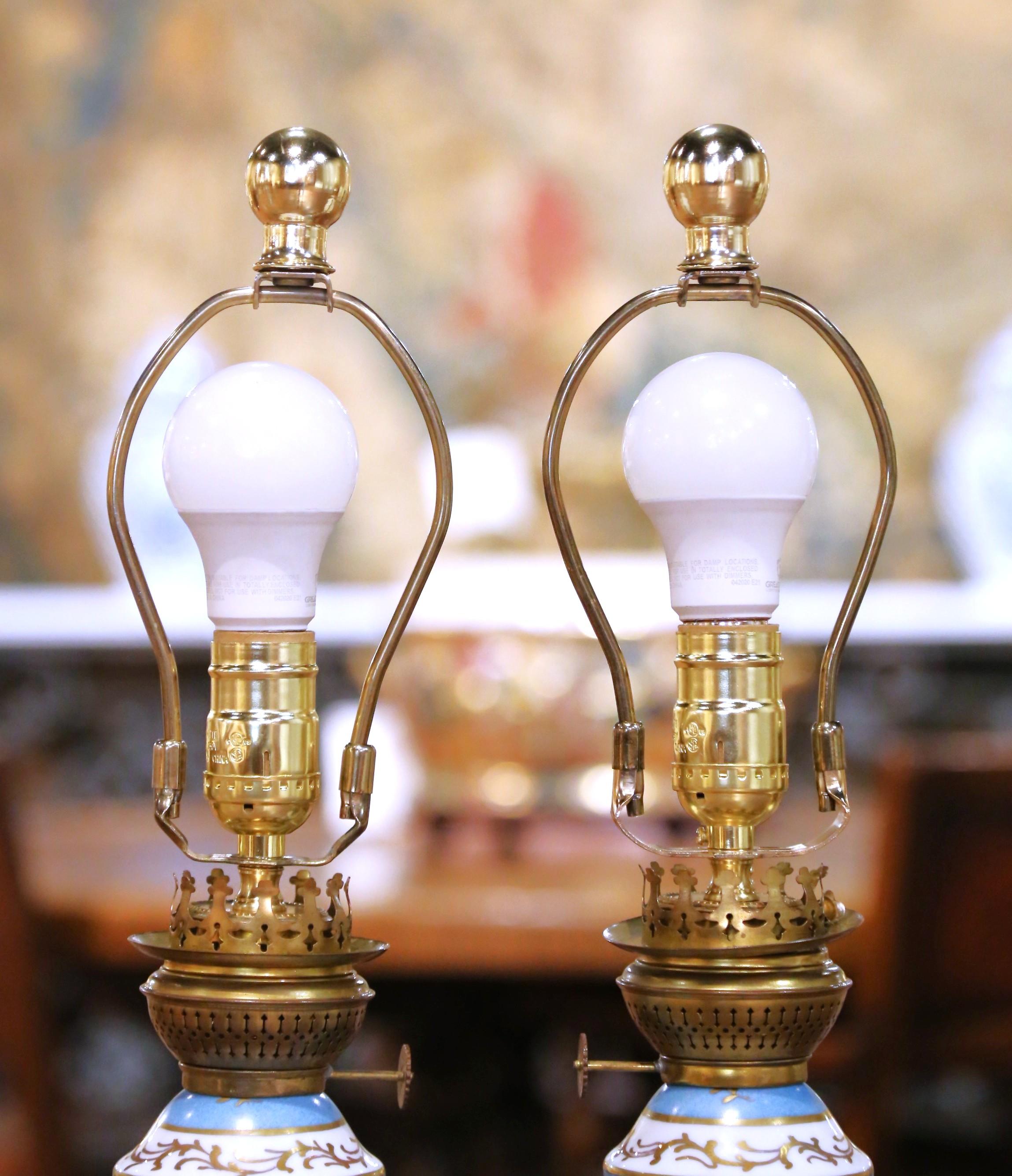 Pareja de lámparas de aceite de mesa francesas del siglo XIX de porcelana pintada sobre bases de bronce Bronce en venta