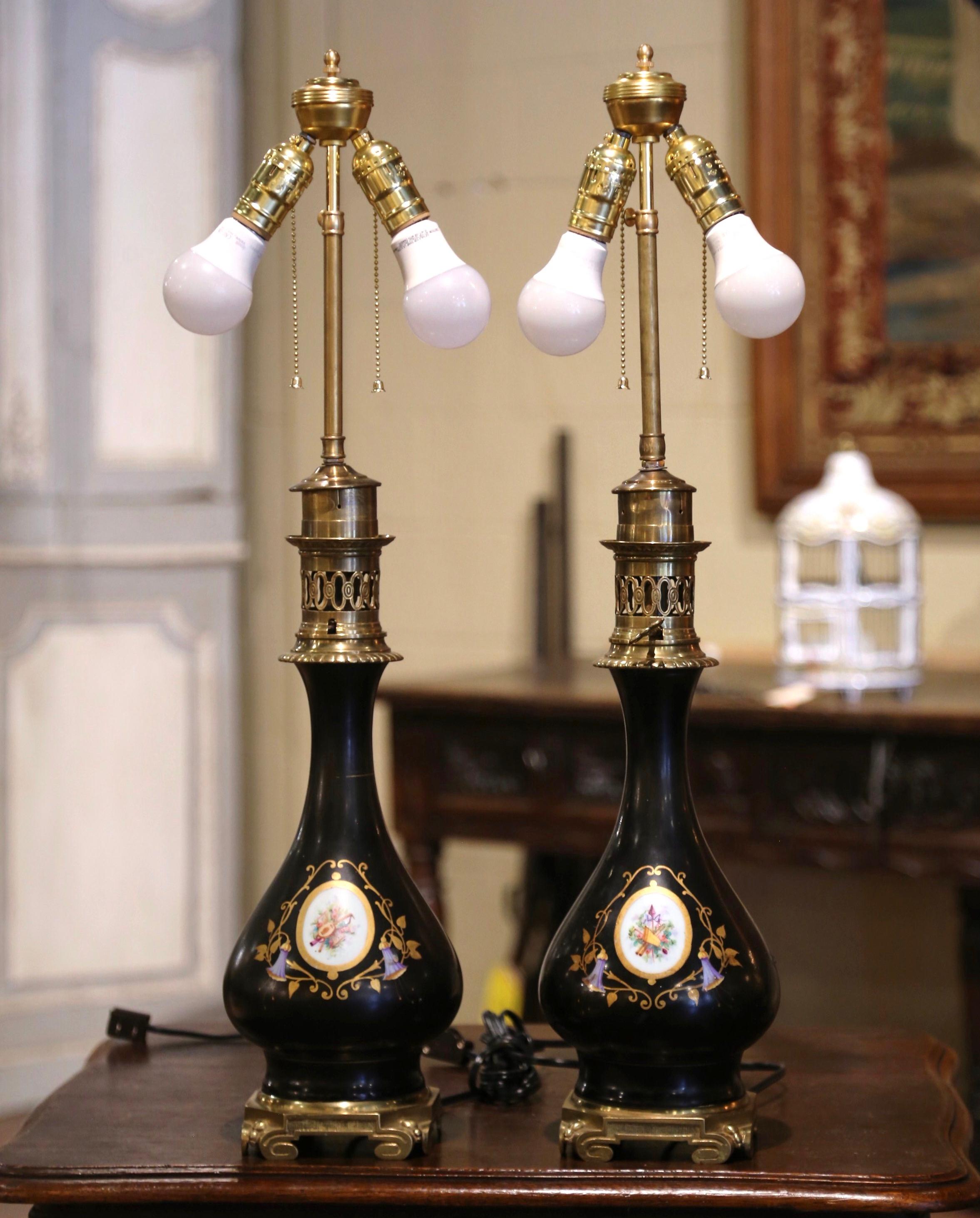 Porcelaine Paire de lampes à huile de table en porcelaine peinte du 19ème siècle sur socle en bronze en vente