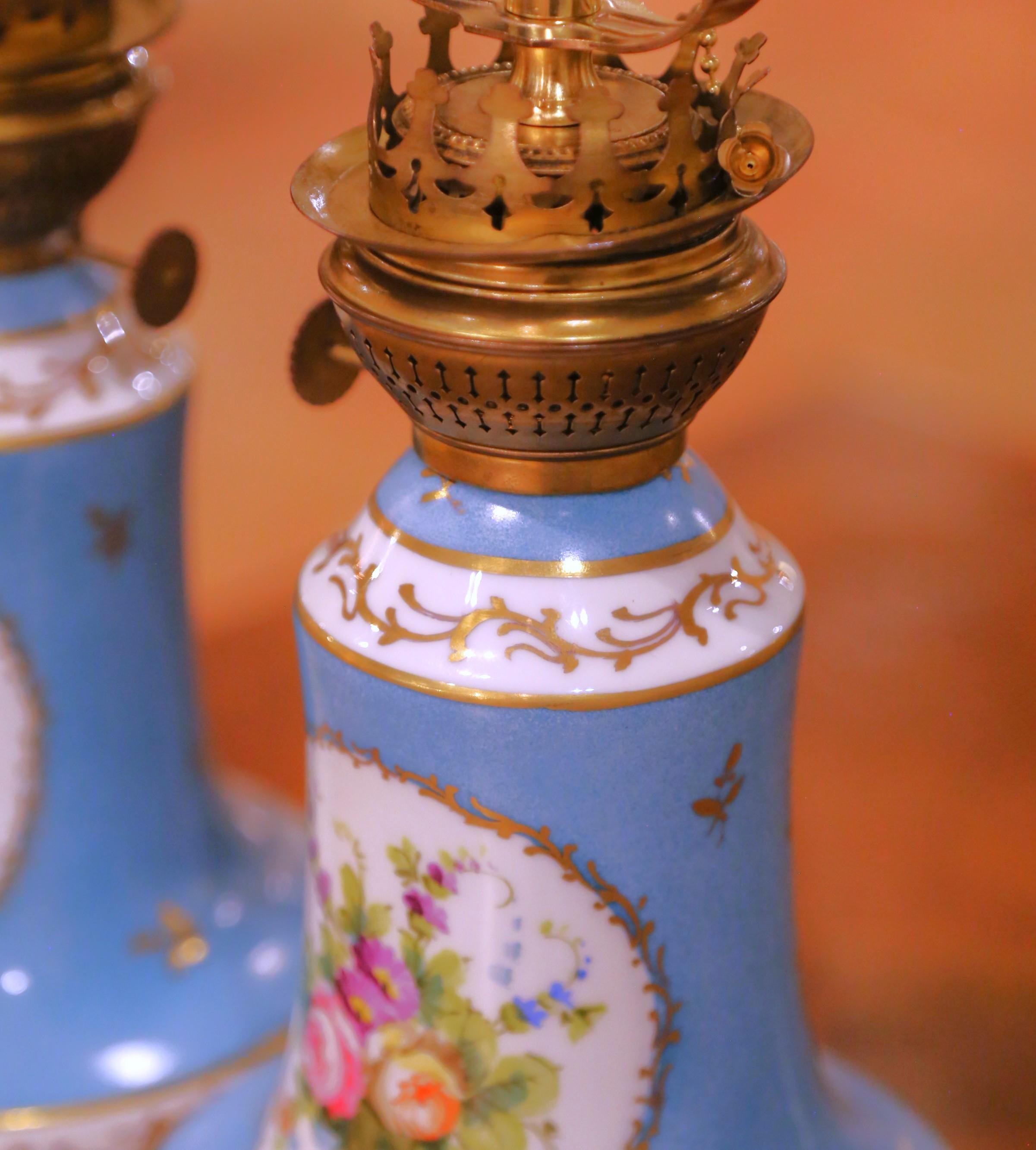 Pareja de lámparas de aceite de mesa francesas del siglo XIX de porcelana pintada sobre bases de bronce en venta 1