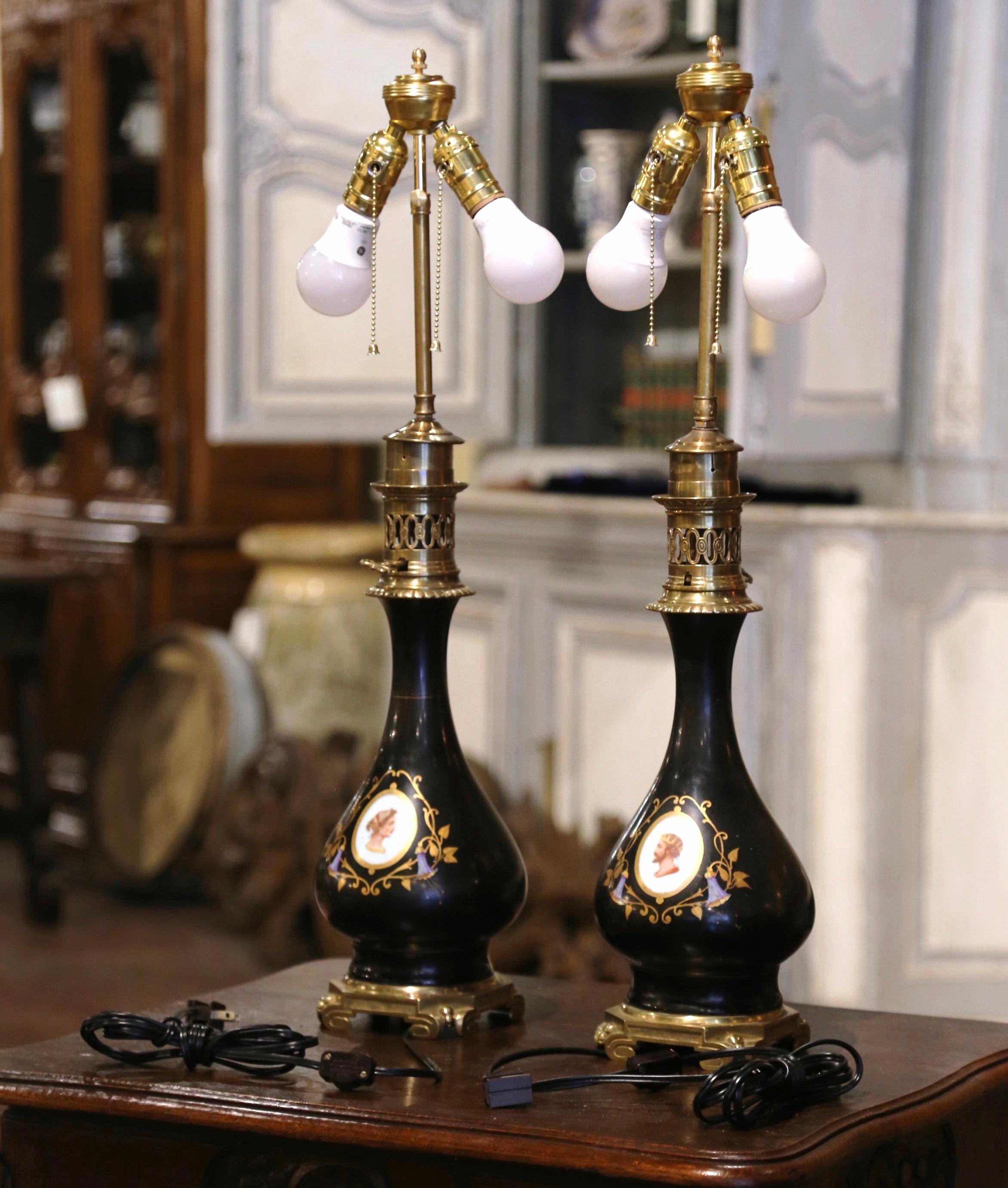 Paire de lampes à huile de table en porcelaine peinte du 19ème siècle sur socle en bronze en vente 1