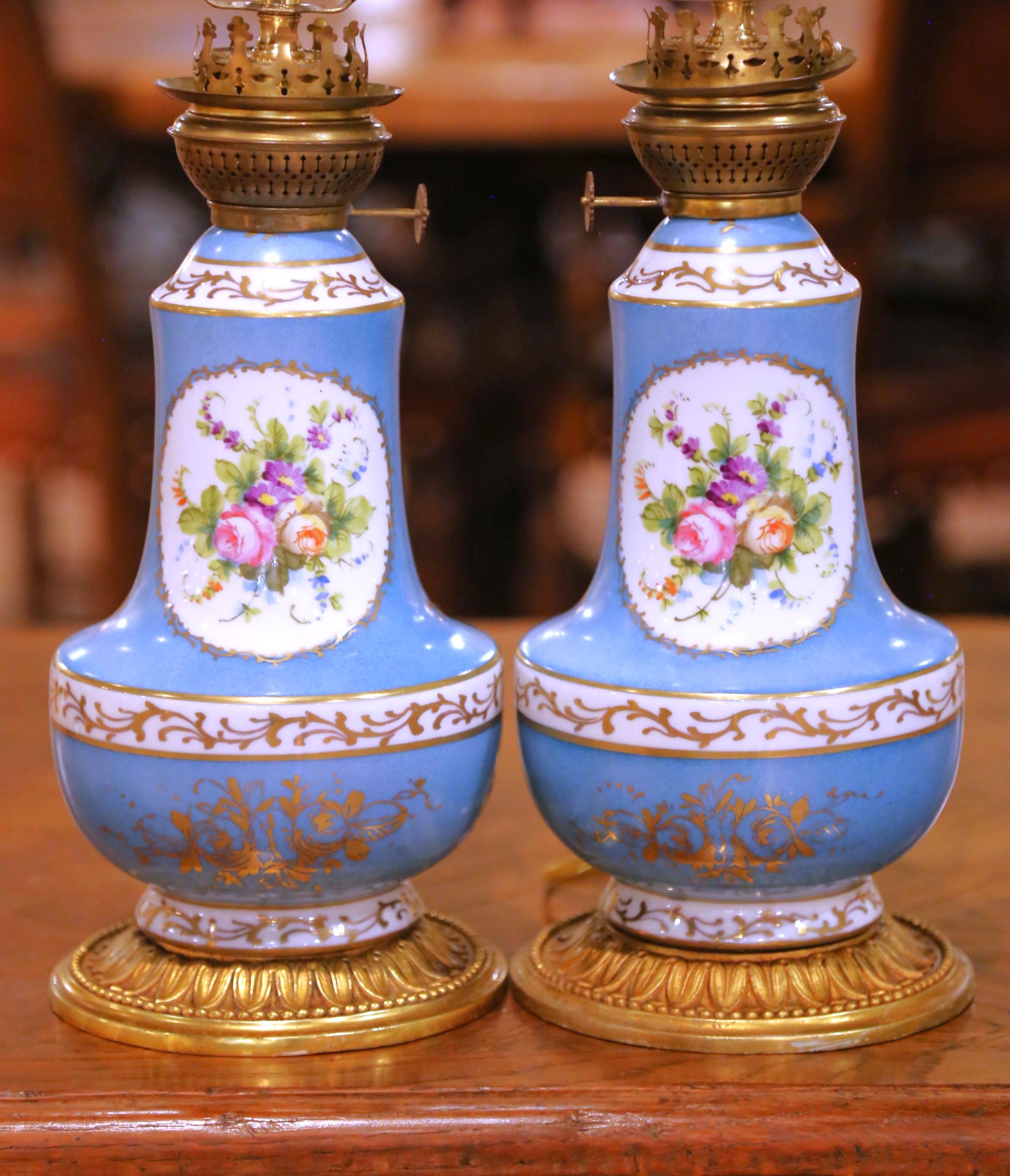 Pareja de lámparas de aceite de mesa francesas del siglo XIX de porcelana pintada sobre bases de bronce en venta 2
