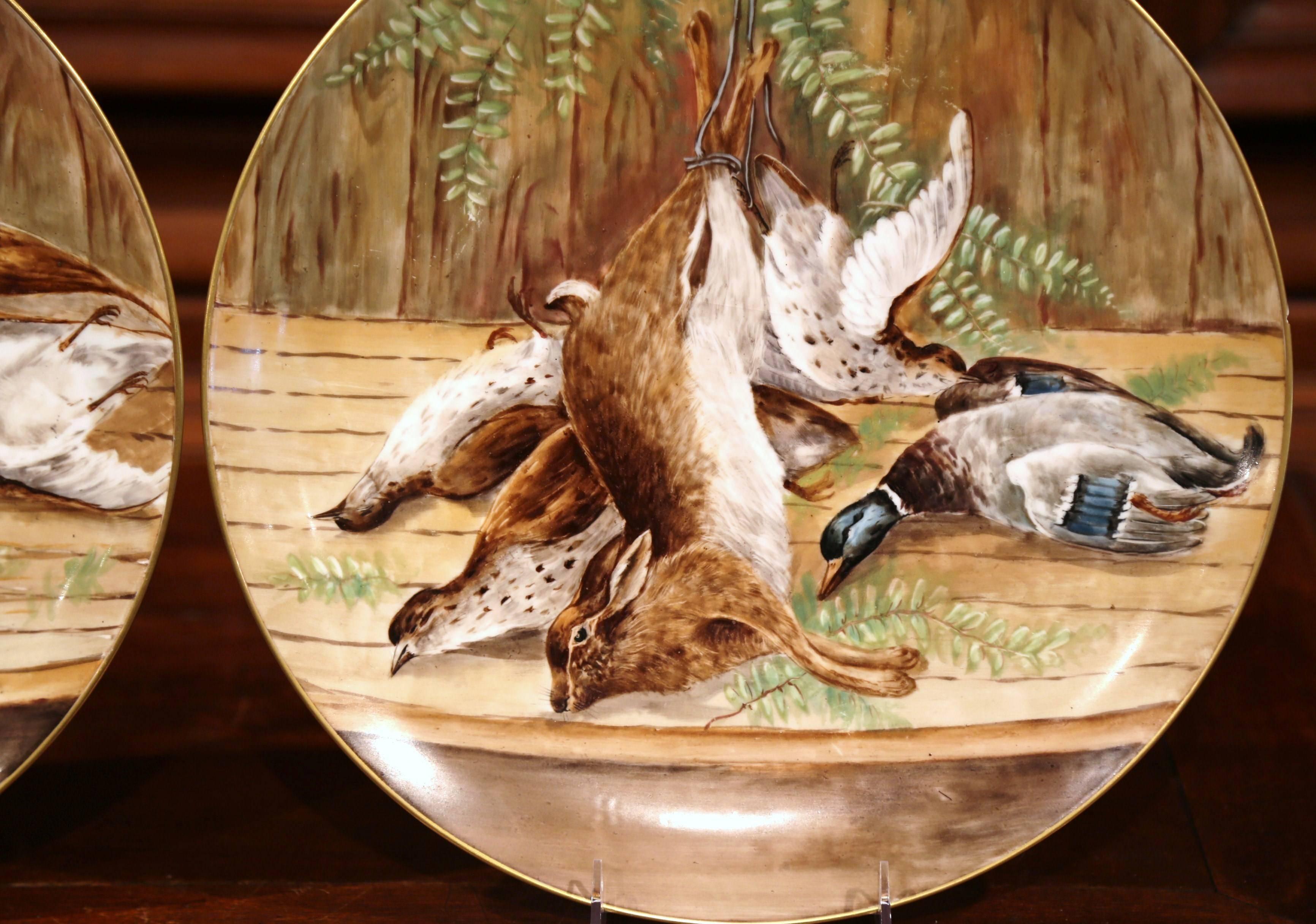 Porcelaine Paire de plateaux muraux en porcelaine peinte du 19ème siècle avec motifs de chasse en vente