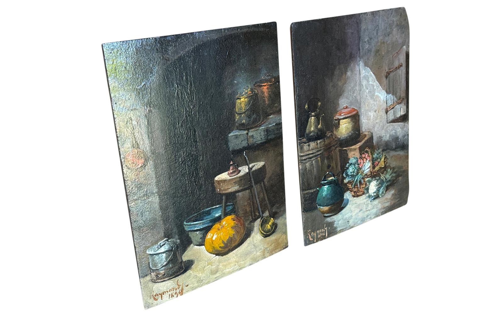Ein charmantes Paar von 19. Jahrhundert Französisch Öl auf Board Gemälde von Casimir Raymond. Die Szenen stellen Nature Morte in einer Küche dar. Ausgezeichnete Pinselführung und Farbe. 