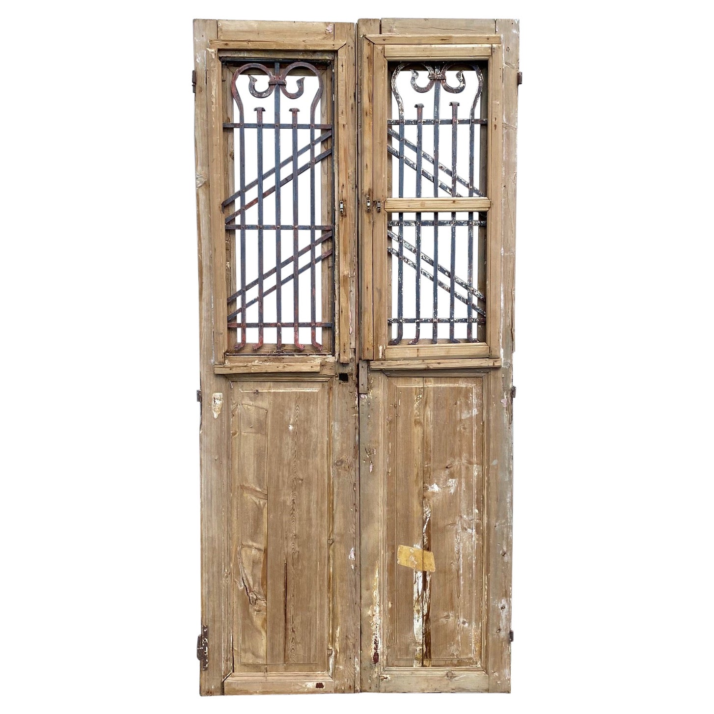 Paire de portes à panneaux avec panneaux de fer forgé complexes du 19ème siècle