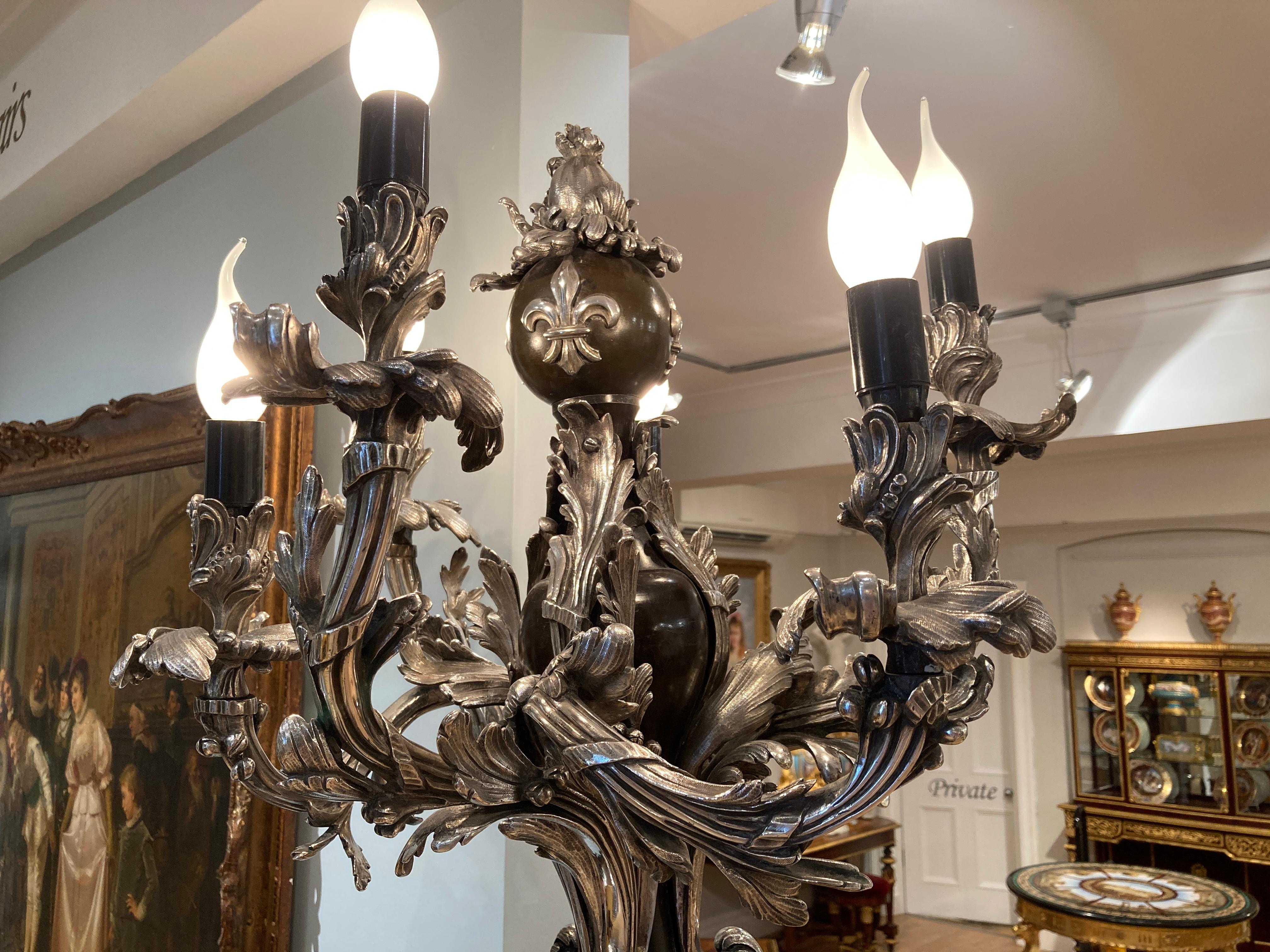 Paire de lampadaires torchères françaises du 19ème siècle en bronze patiné et argenté  en vente 3