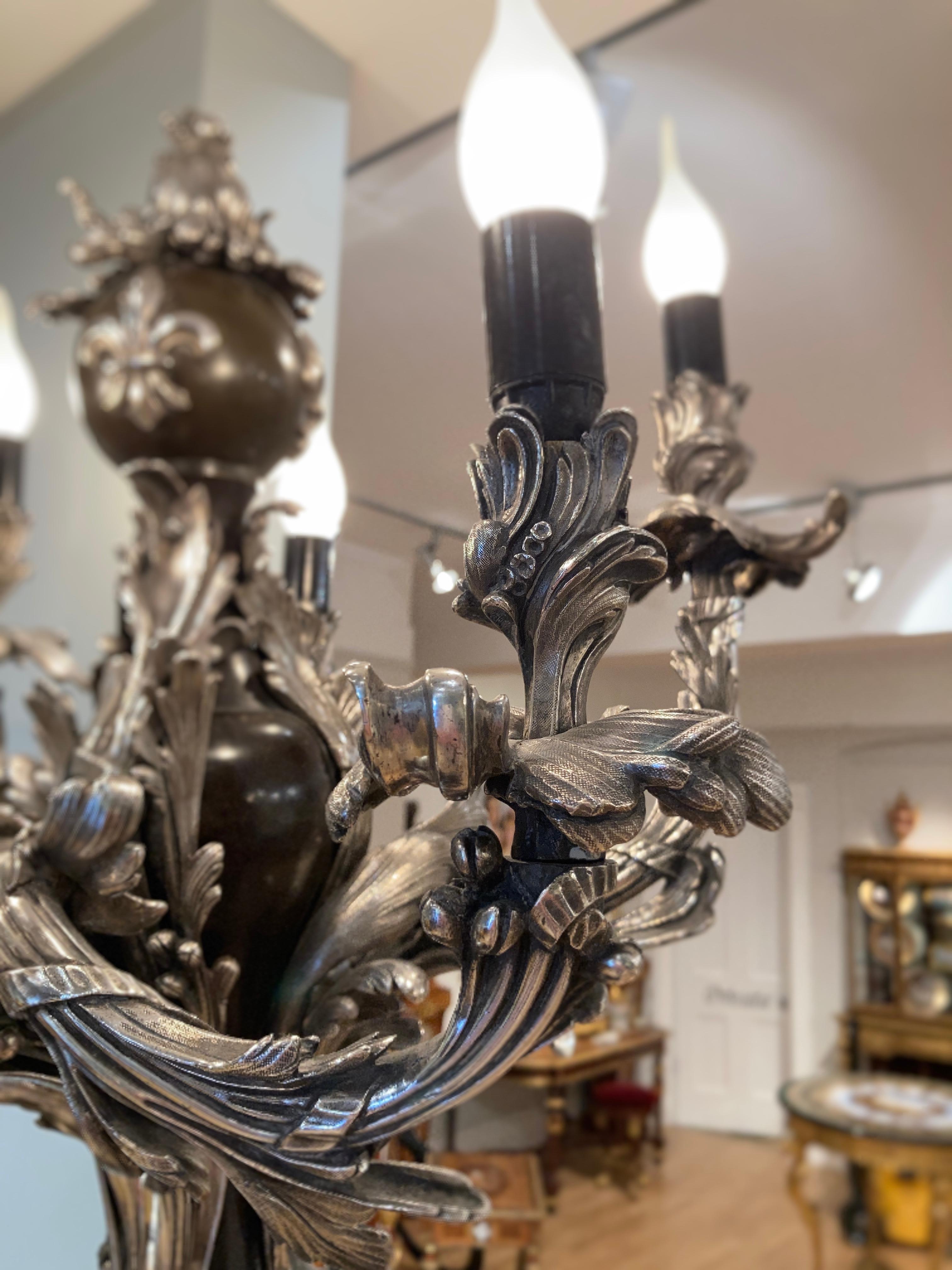 Paire de lampadaires torchères françaises du 19ème siècle en bronze patiné et argenté  en vente 4