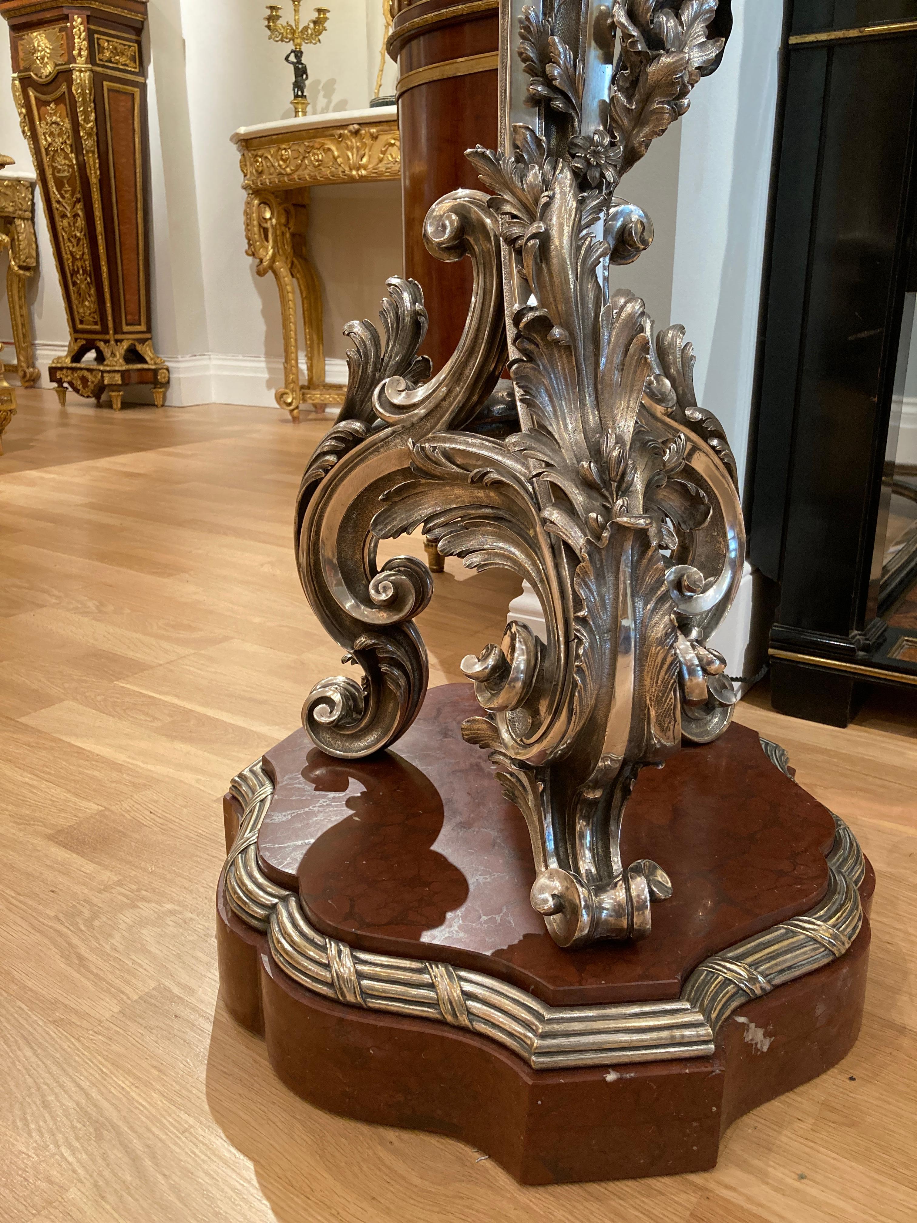 Paire de lampadaires torchères françaises du 19ème siècle en bronze patiné et argenté  en vente 1