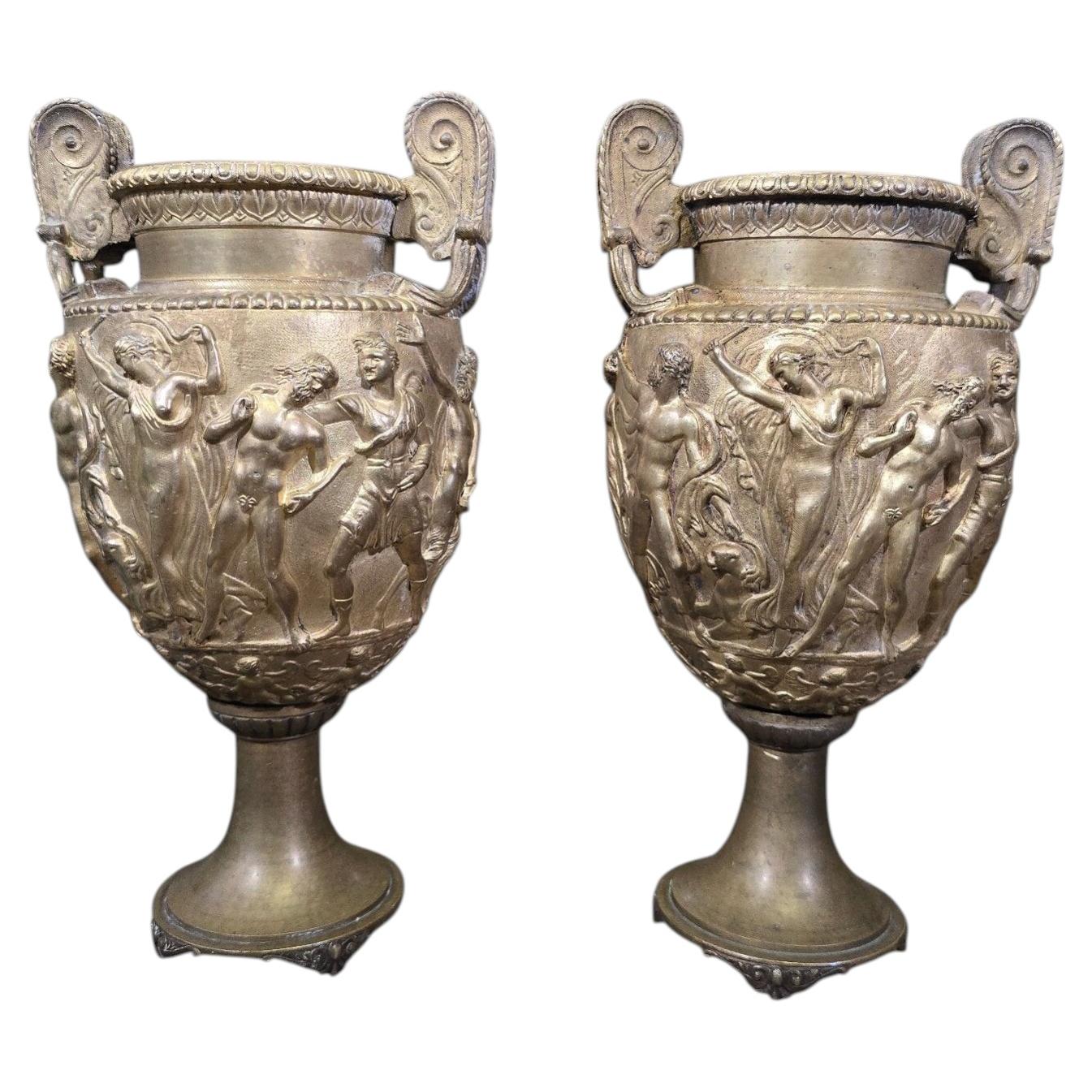 Coppia di vasi in bronzo patinato francese del XIX secolo con reliquie mitologiche greche