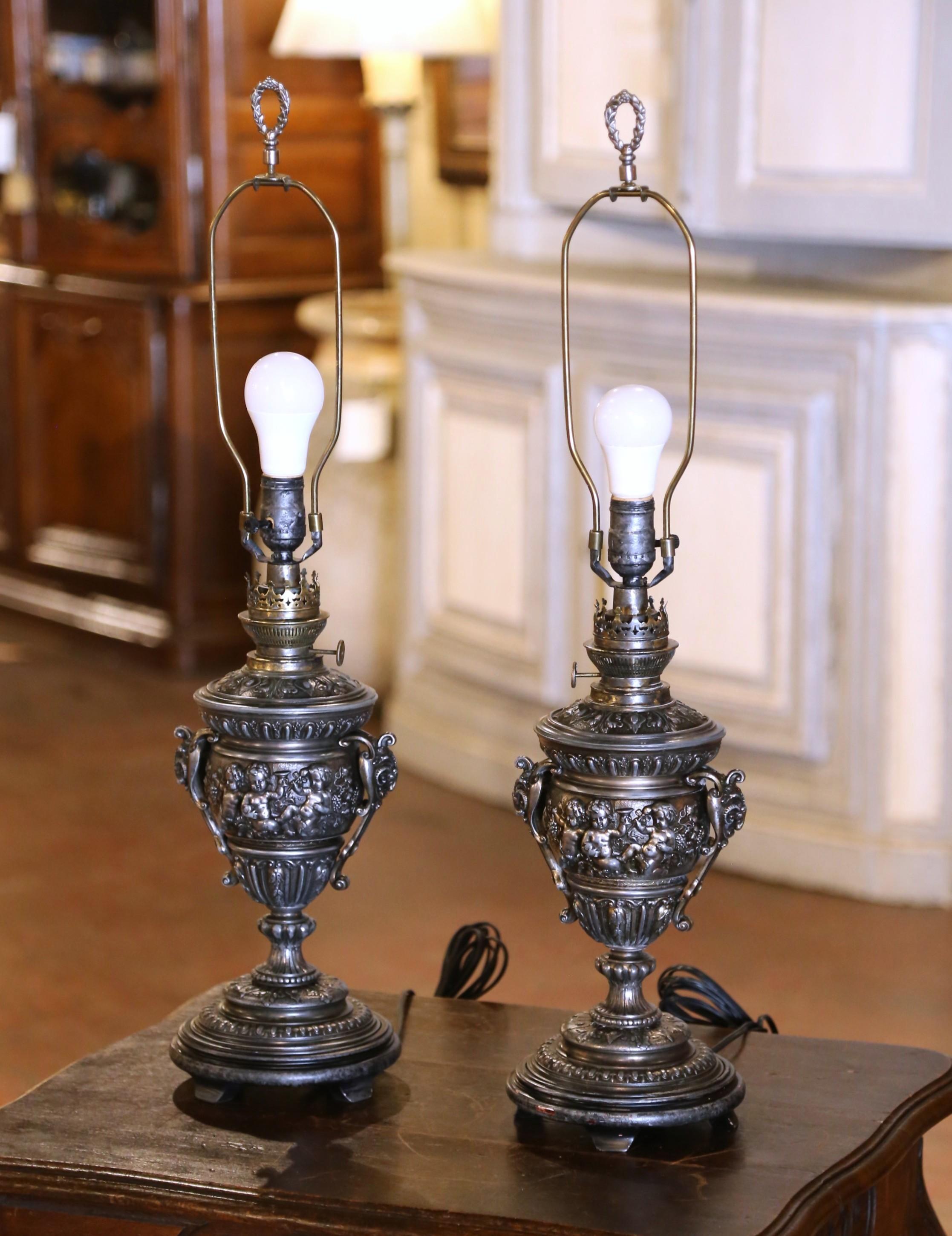 Ces élégantes lampes à pétrole ont été fabriquées en France vers 1870. Les luminaires en spath, transformés en lampes de table, reposent sur une base ronde argentée. Ils sont dotés du mécanisme original de régulation de la flamme, y compris la clé
