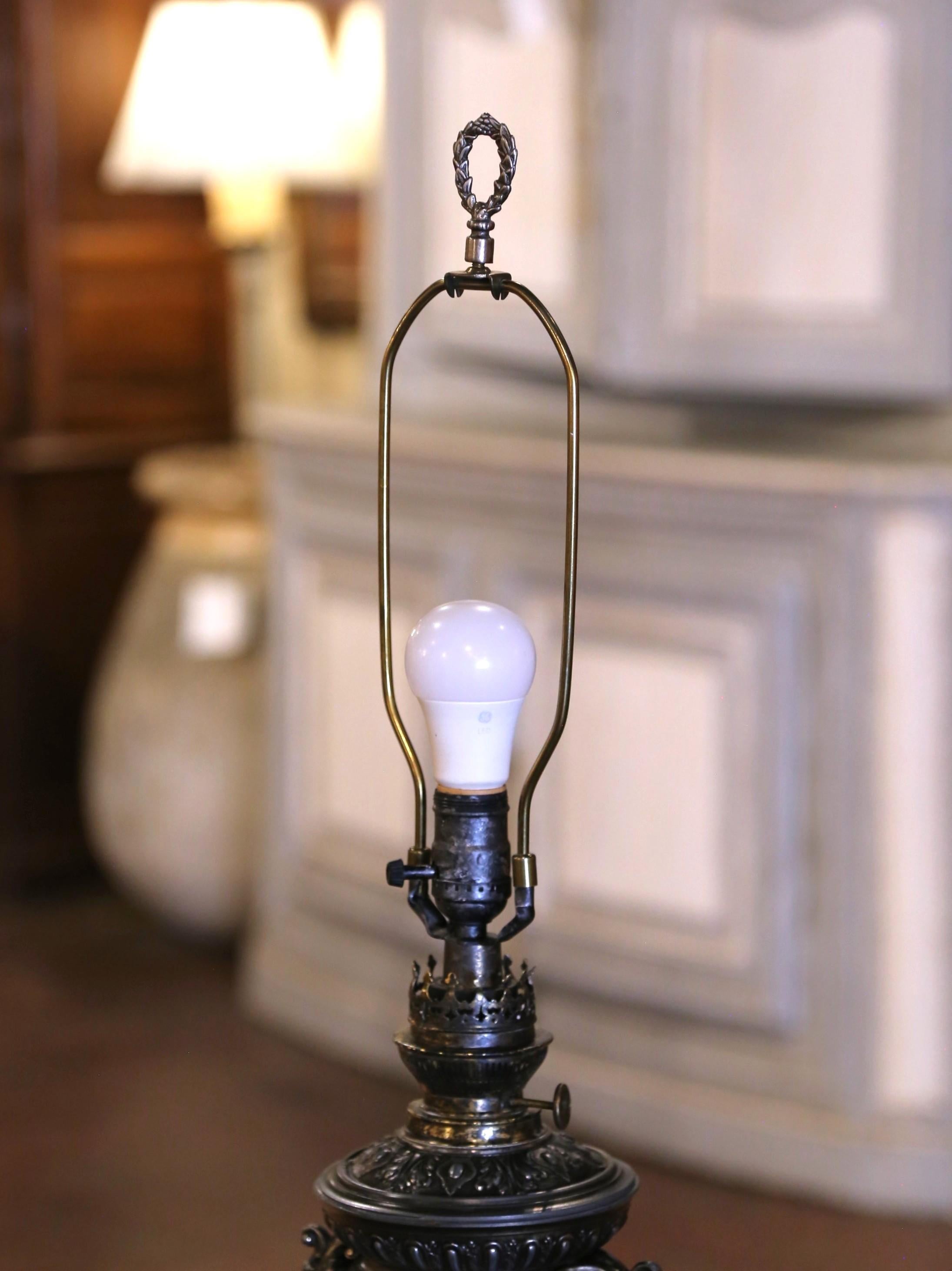 Néoclassique Paire de lampes à huile françaises en forme d'urne repoussée et polie du 19ème siècle en vente