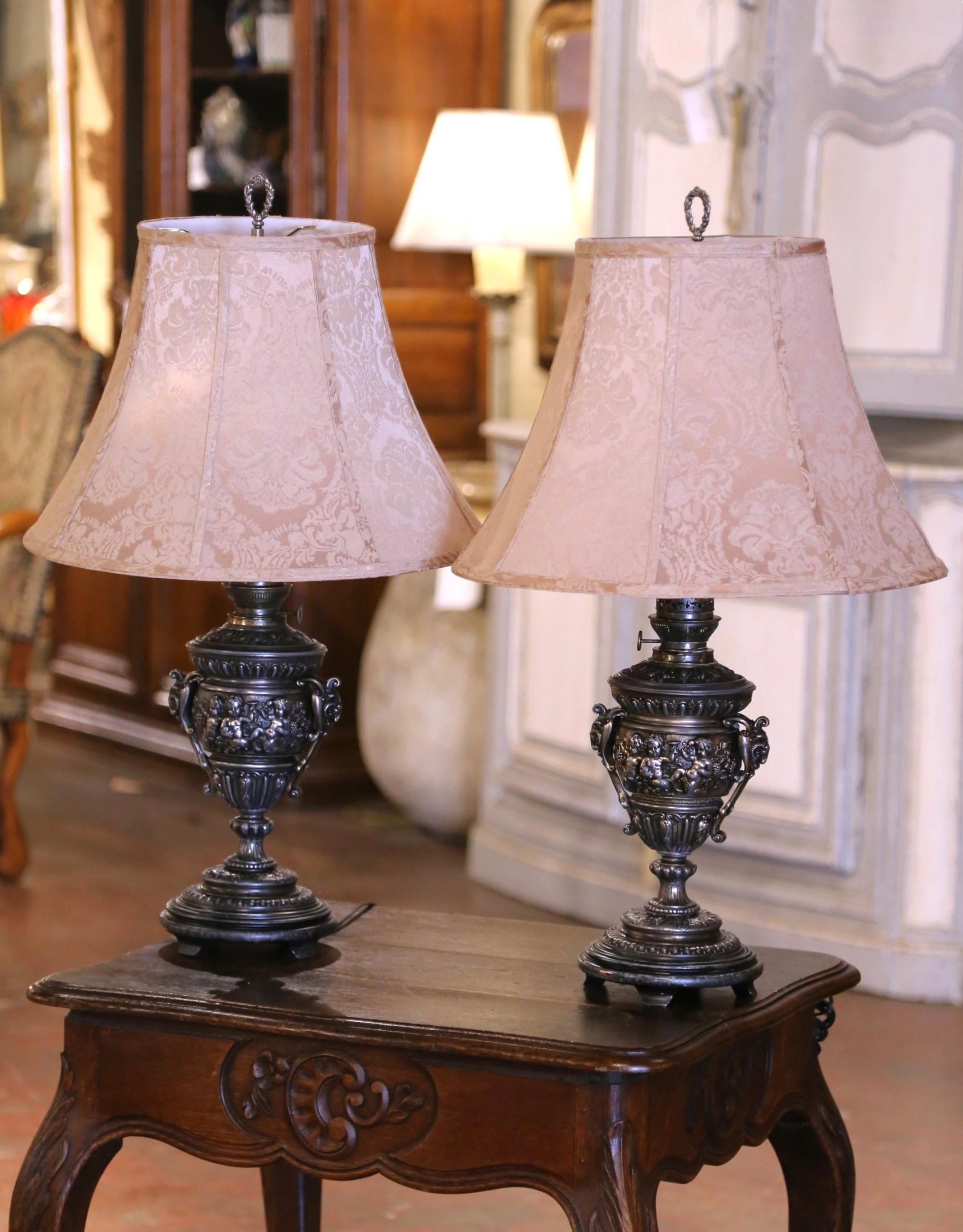 Repoussé Paire de lampes à huile françaises en forme d'urne repoussée et polie du 19ème siècle en vente