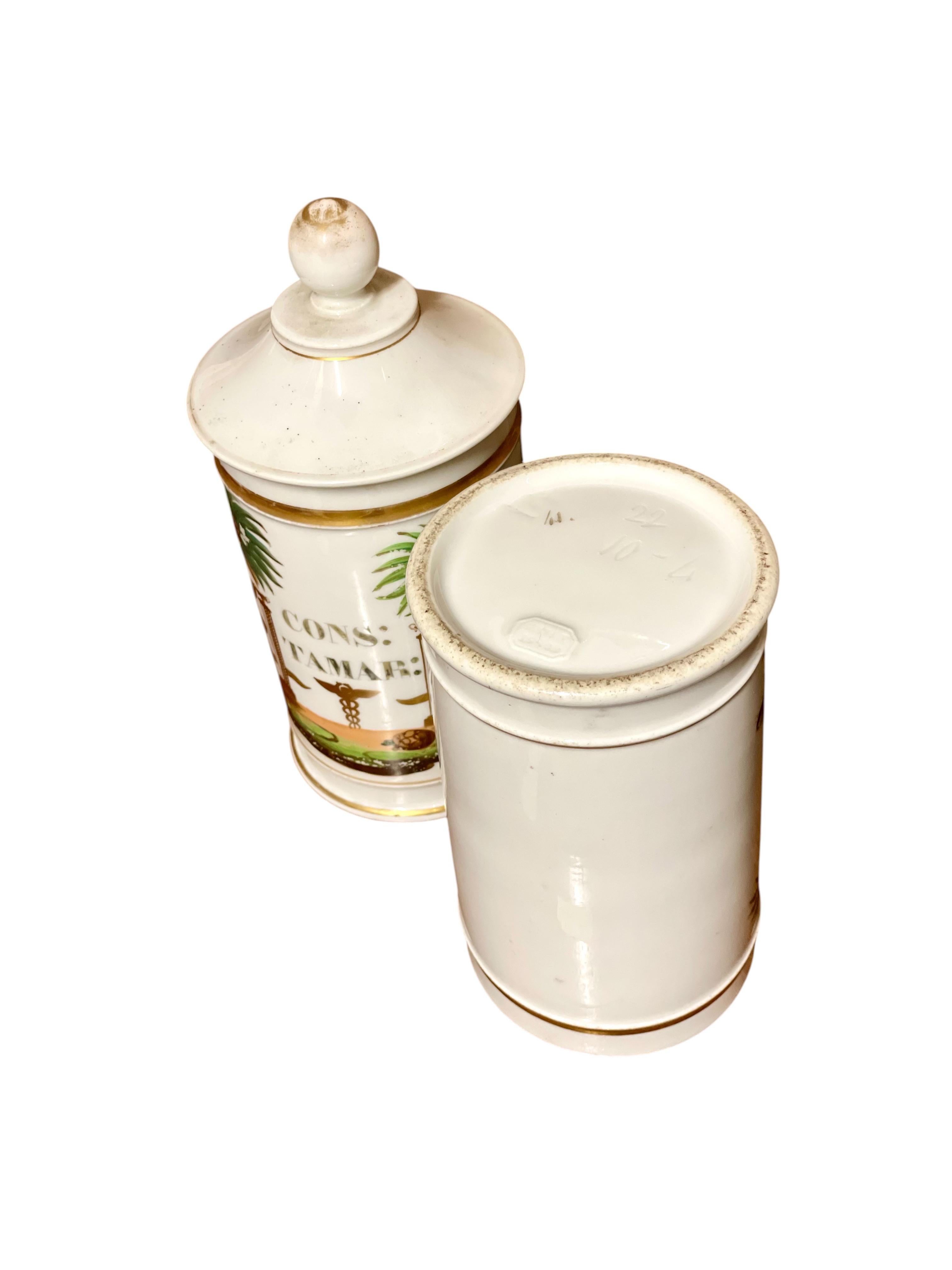 Pair of 19th Century French Porcelain Apothecary Lidded Jars in vendita 1