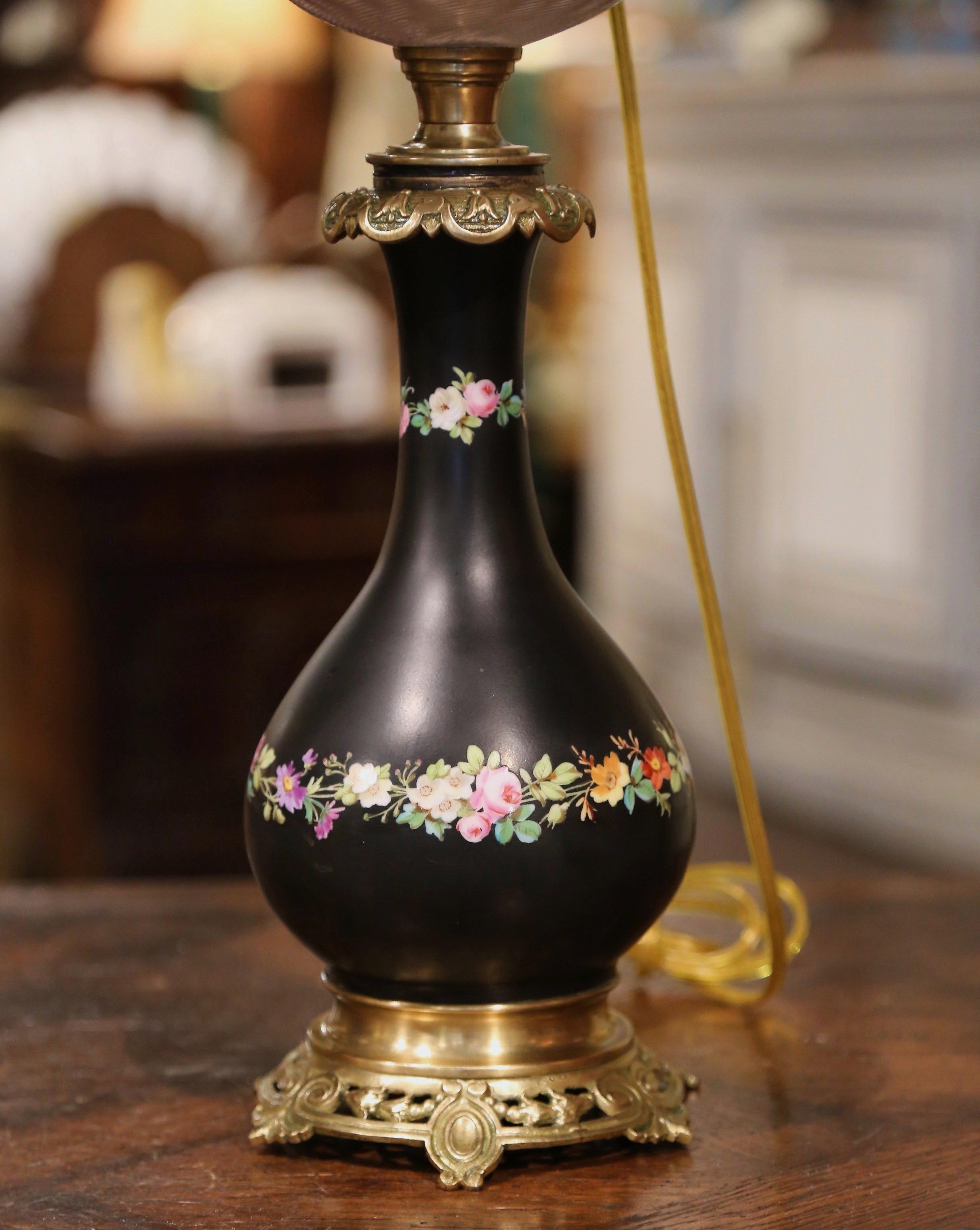 Paire de lampes de table françaises du 19ème siècle en porcelaine:: laiton et verre peint en vente 2