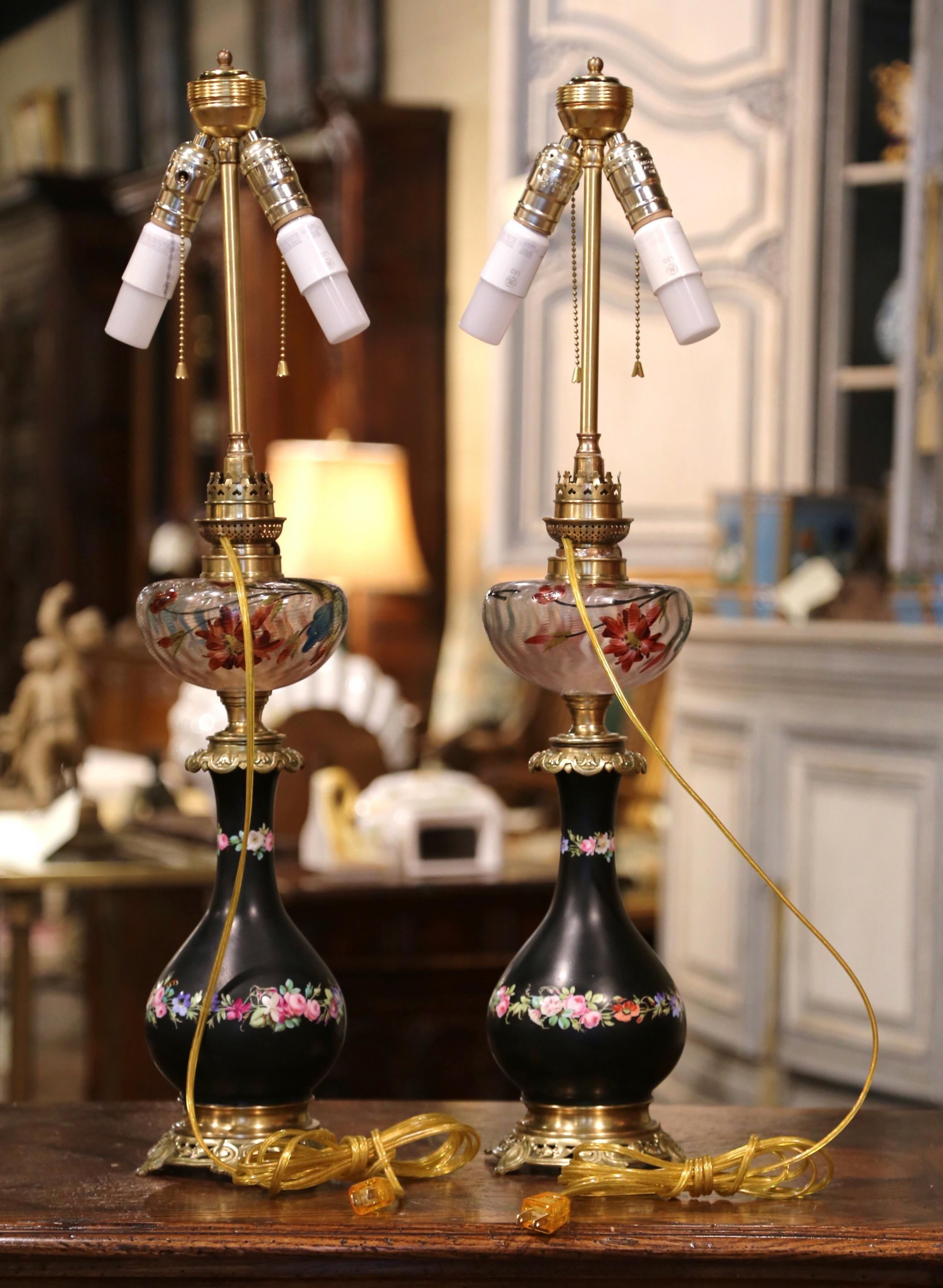 Paire de lampes de table françaises du 19ème siècle en porcelaine:: laiton et verre peint en vente 3