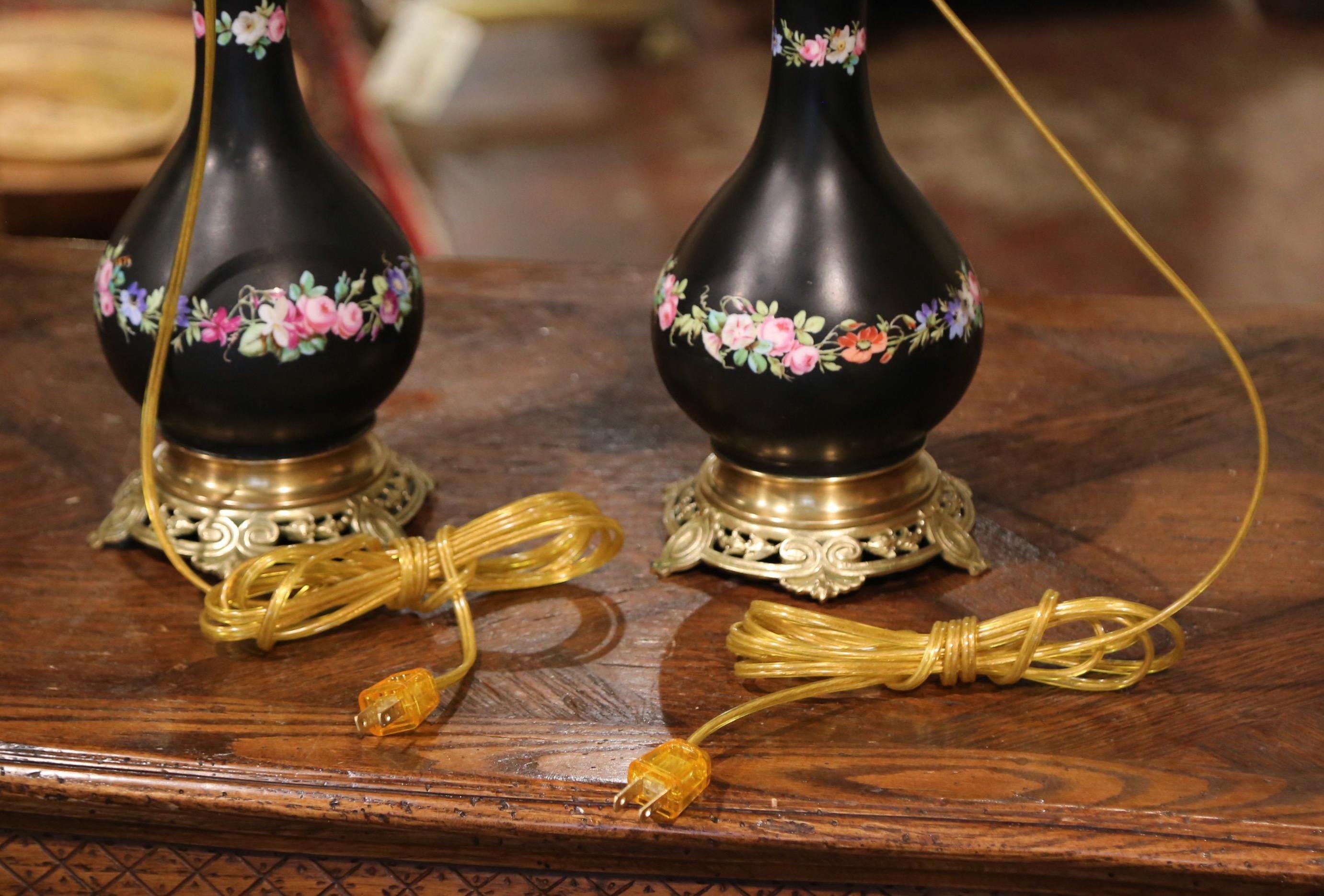 Paire de lampes de table françaises du 19ème siècle en porcelaine:: laiton et verre peint en vente 4