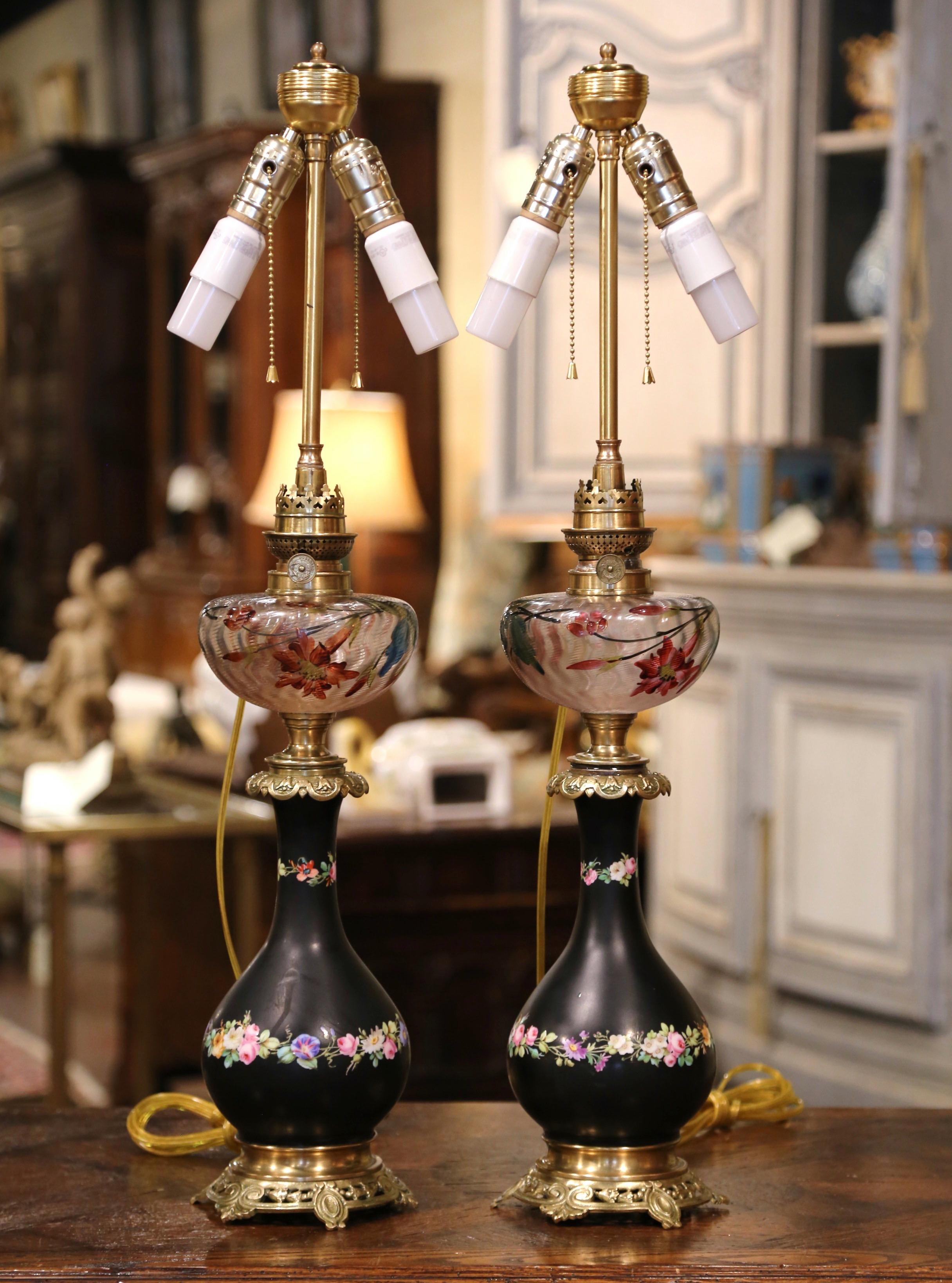 Napoléon III Paire de lampes de table françaises du 19ème siècle en porcelaine:: laiton et verre peint en vente