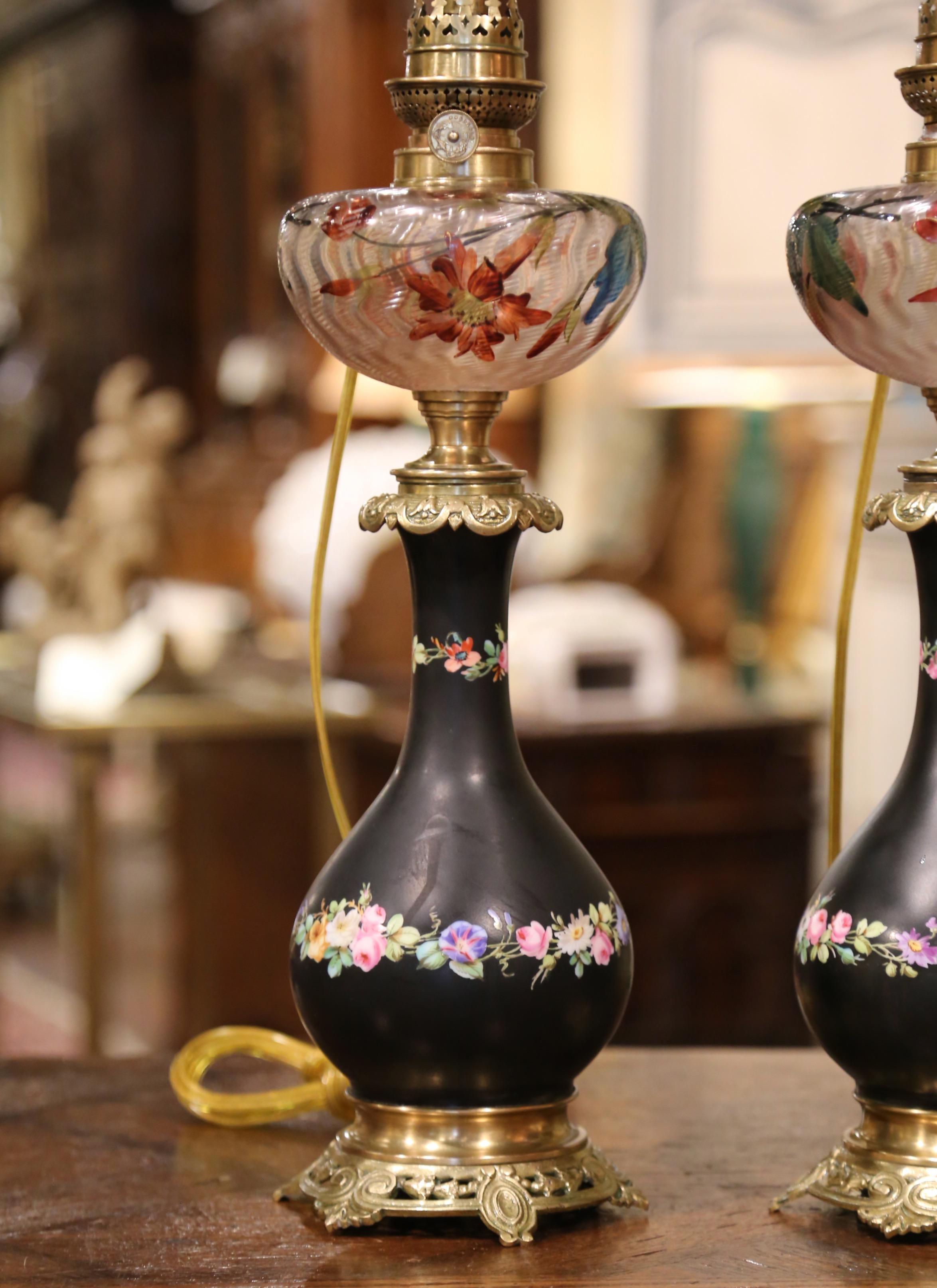 Français Paire de lampes de table françaises du 19ème siècle en porcelaine:: laiton et verre peint en vente