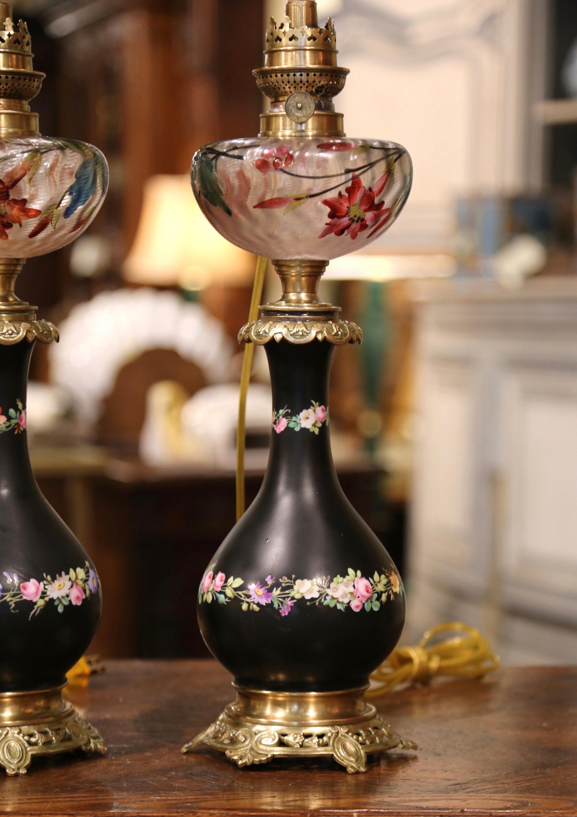 Paar französische Tischlampen aus Porzellan:: Messing und bemaltem Glas aus dem 19 (Handgefertigt) im Angebot