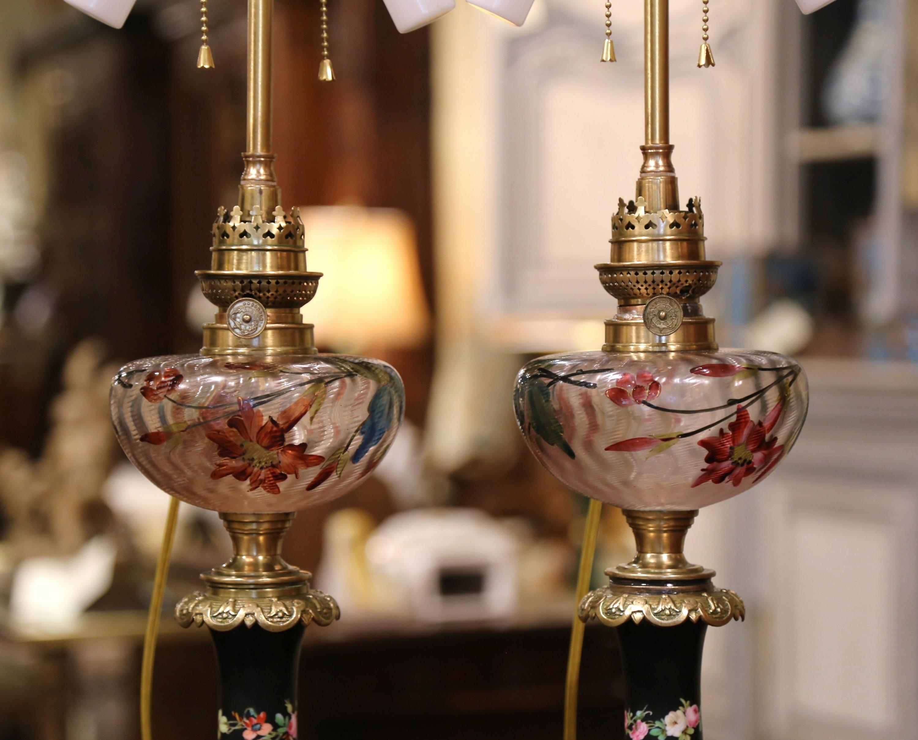 XIXe siècle Paire de lampes de table françaises du 19ème siècle en porcelaine:: laiton et verre peint en vente