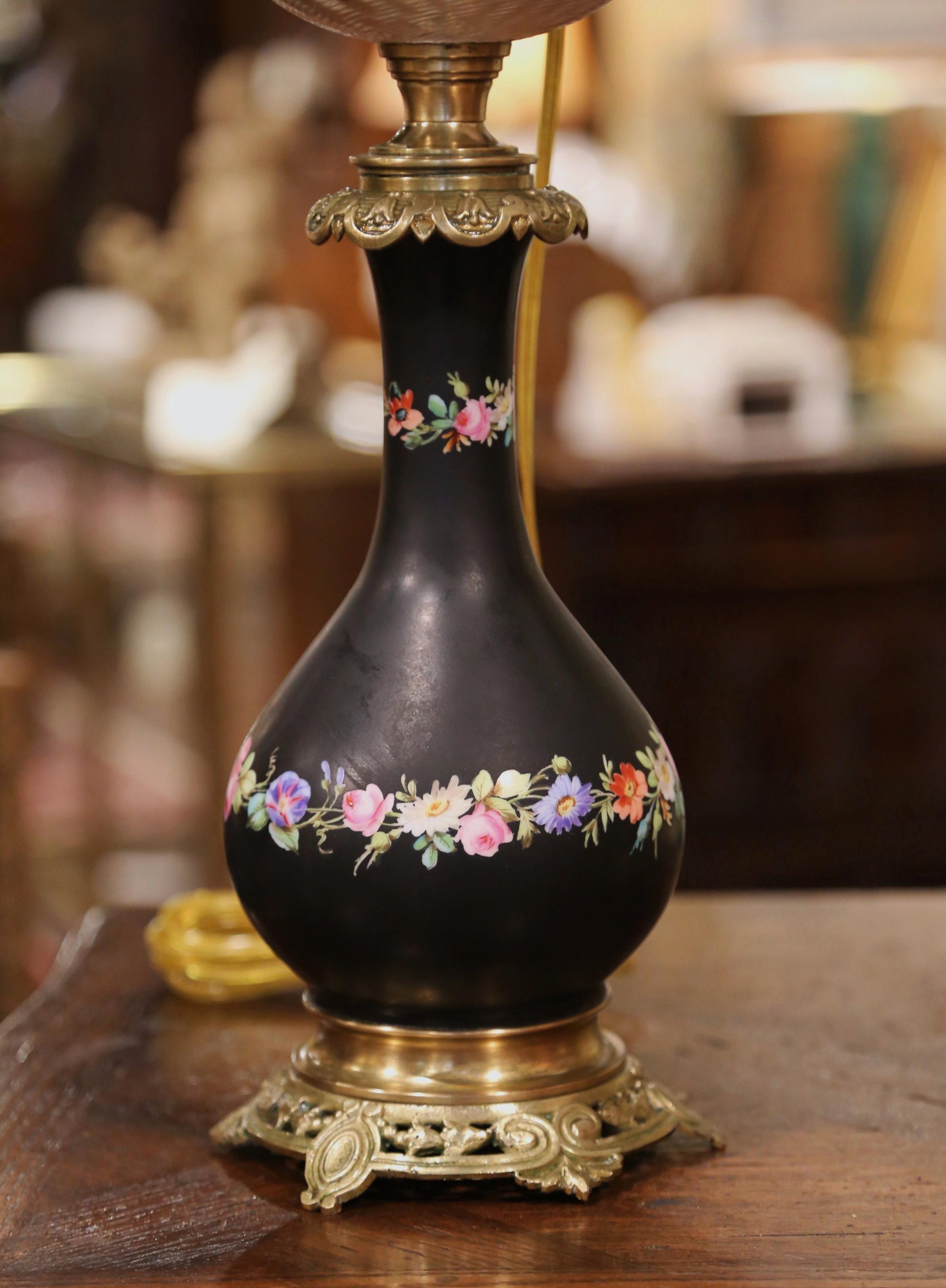 Paire de lampes de table françaises du 19ème siècle en porcelaine:: laiton et verre peint en vente 1