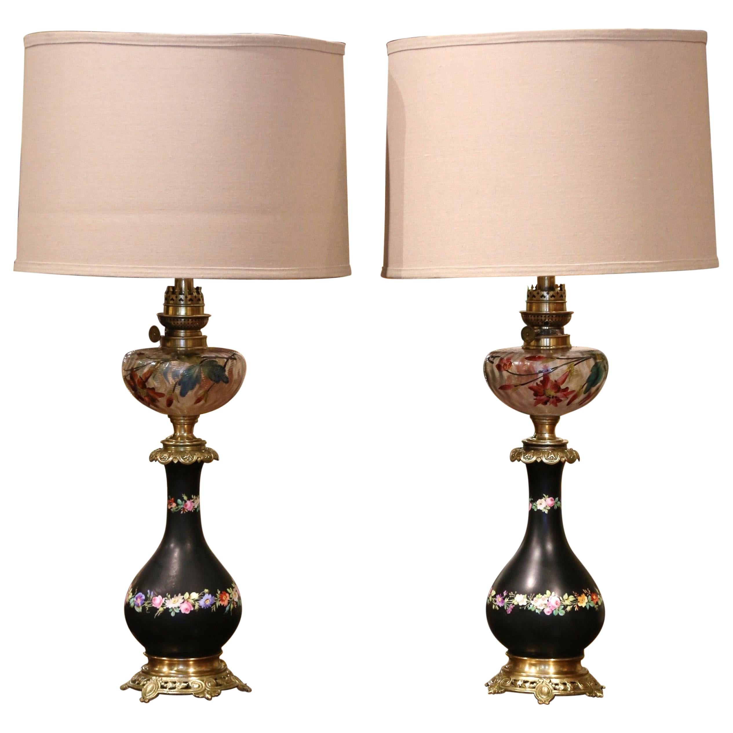 Paar französische Tischlampen aus Porzellan:: Messing und bemaltem Glas aus dem 19